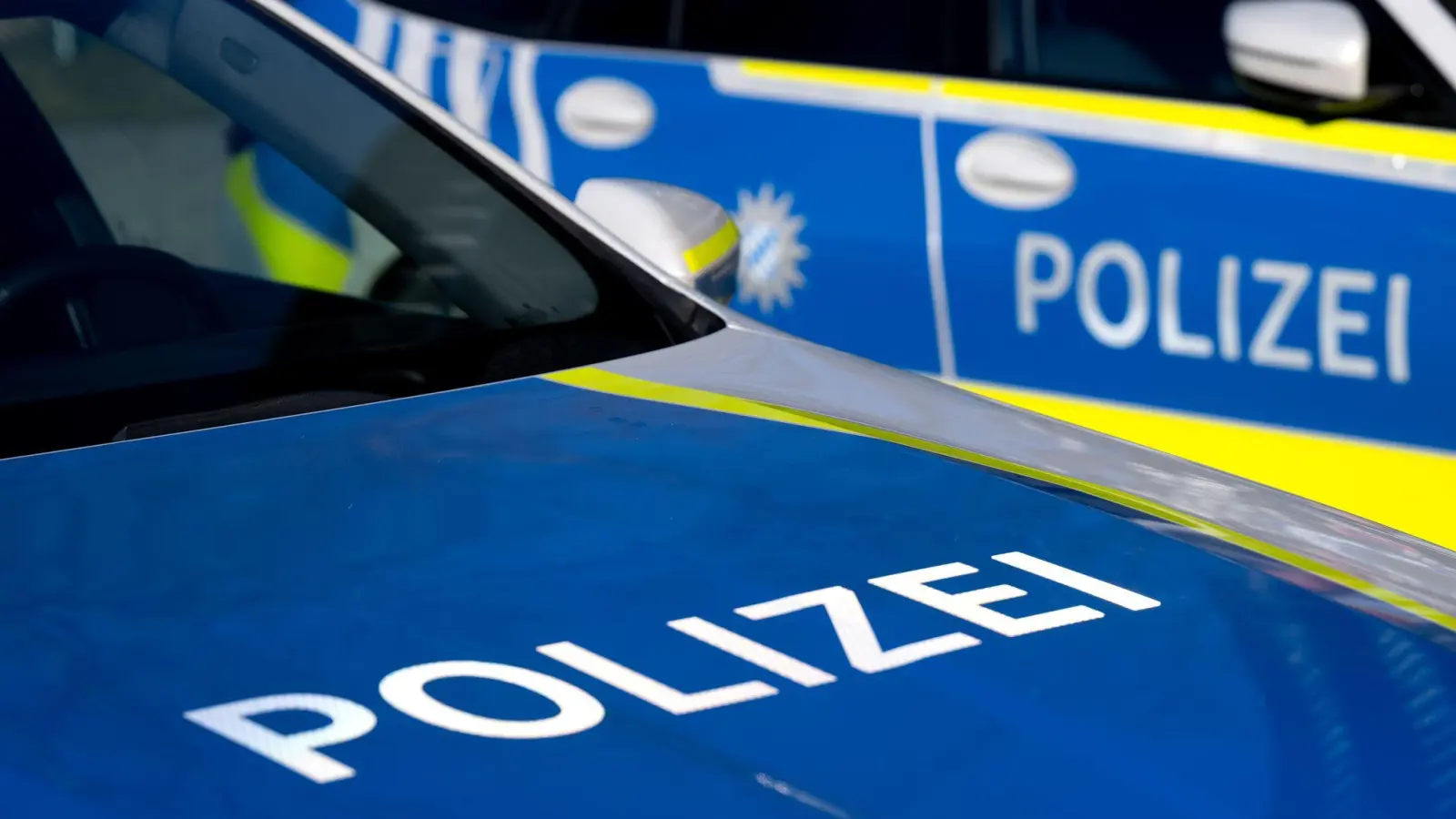 Nach einer Unfallflucht in Neustadt am Kulm bittet die Polizei Eschenbach um Zeugenhinweise.  (Symbolbild: Sven Hoppe/dpa)