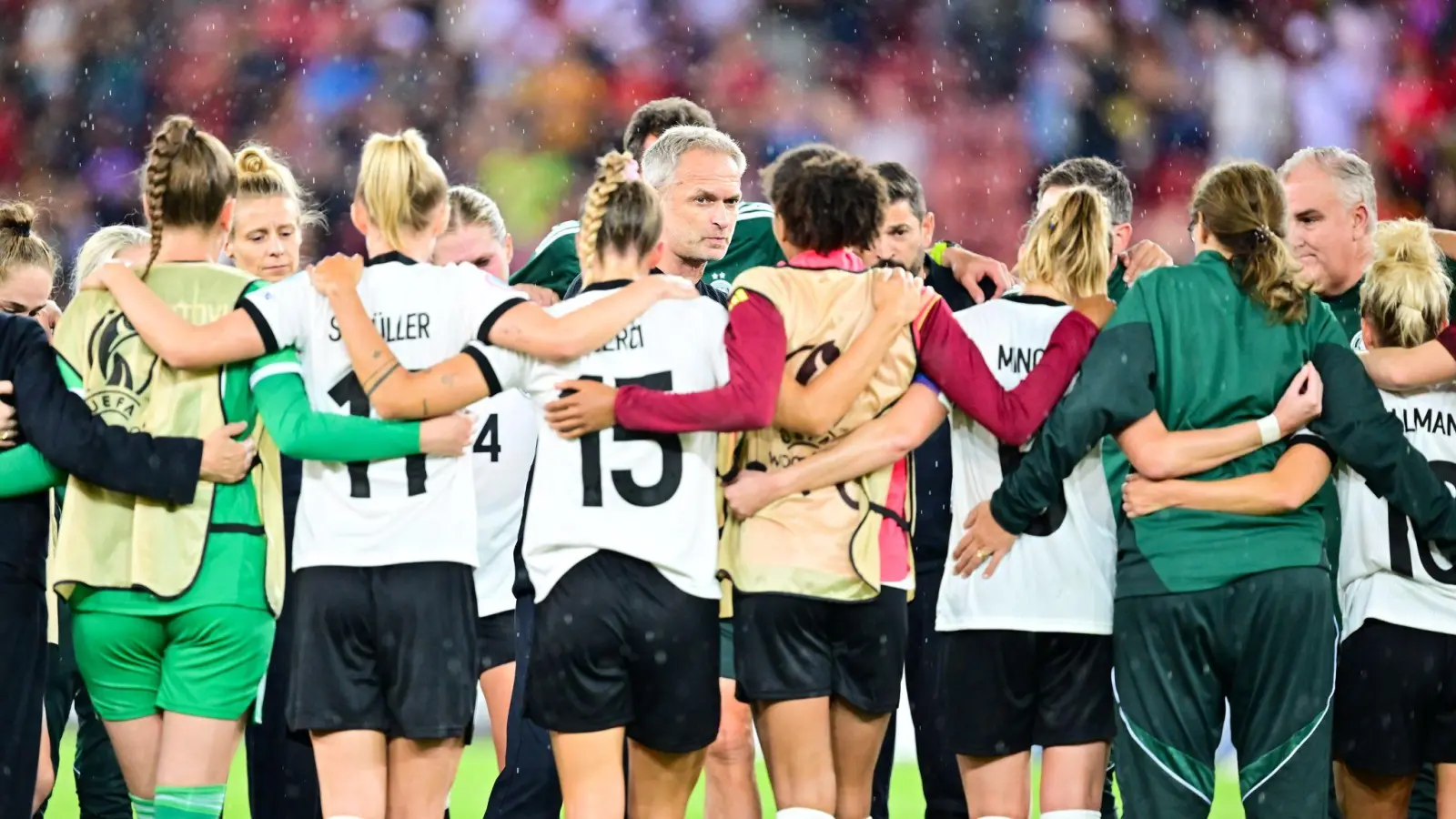 Die DFB-Fußballerinnen nach dem Halbfinal-Aus bei der EM. (Bild: Sebastian Christoph Gollnow/dpa)