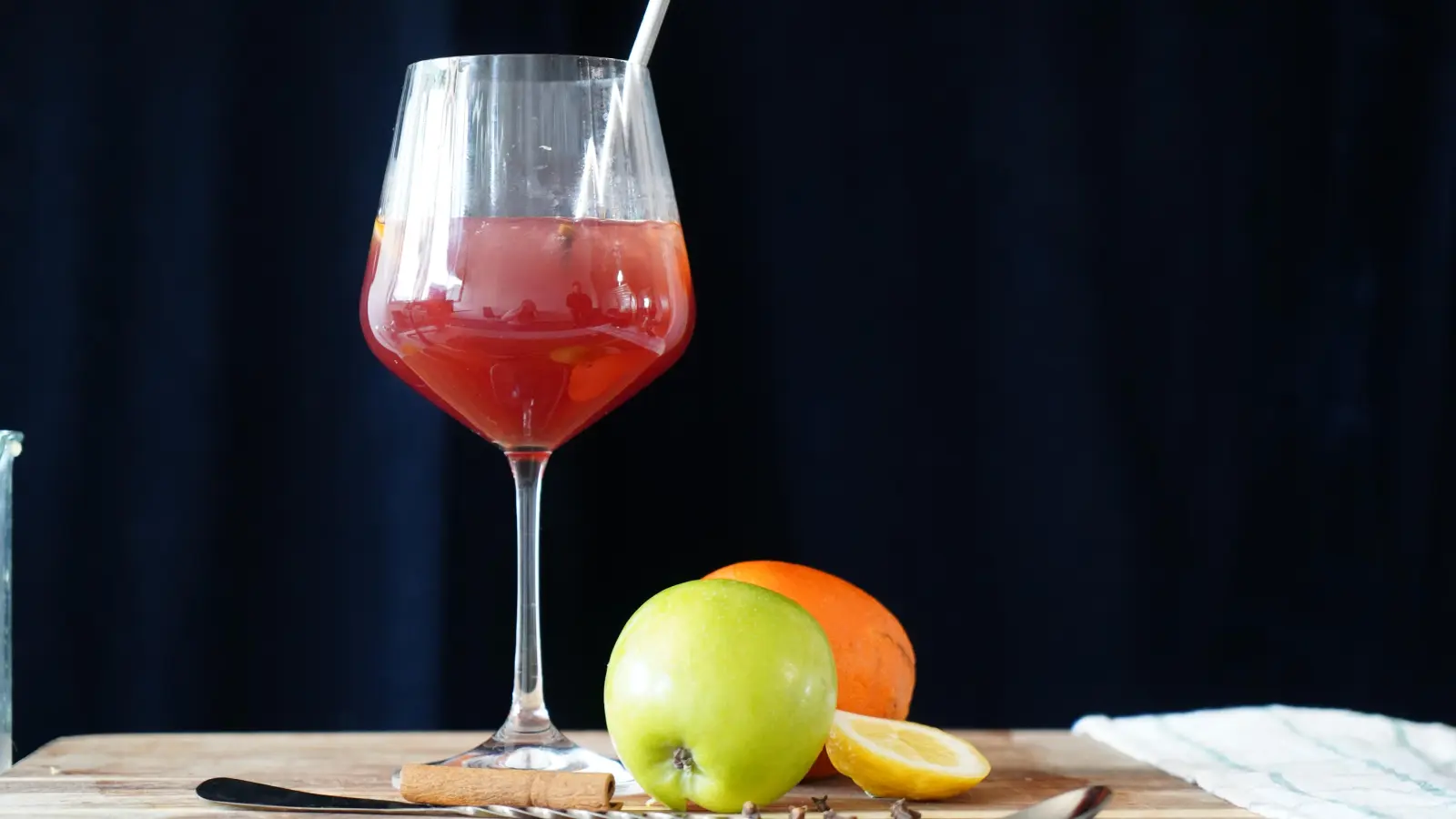 Aus Glühwein, frisch gepresstem Orangensaft und ein paar Gewürzen wird ein Glühwein-Sangria. (Bild: knz)