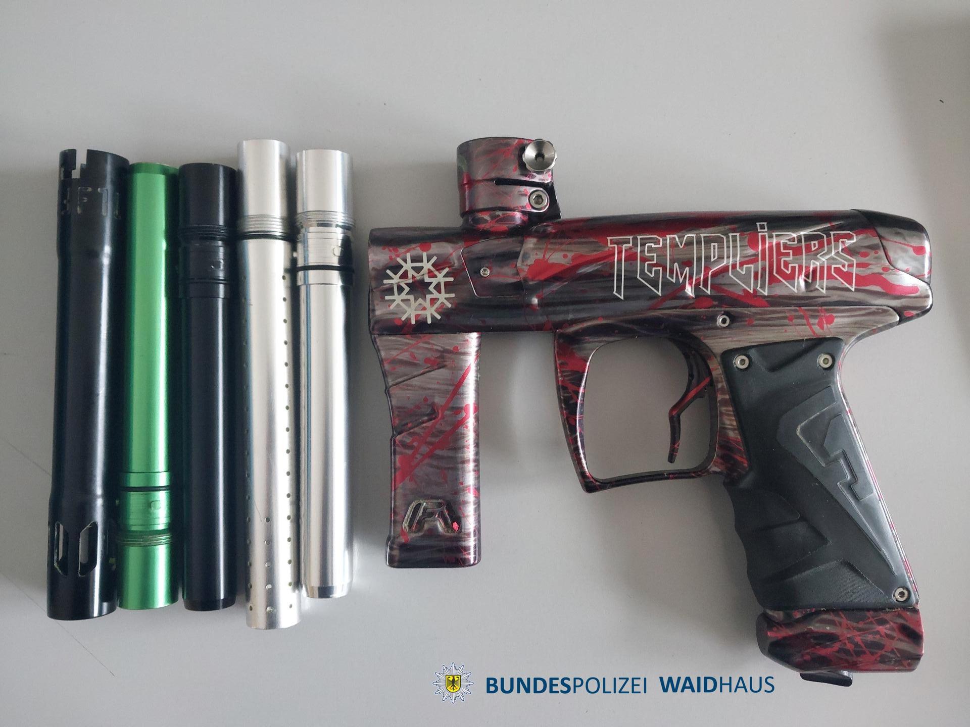Bei einer Kontrolle auf der A6 bei Waidhaus wurden fünf Männer mit verbotenen Paintball-Markierern gestoppt. (Bild: Bundespolizei)