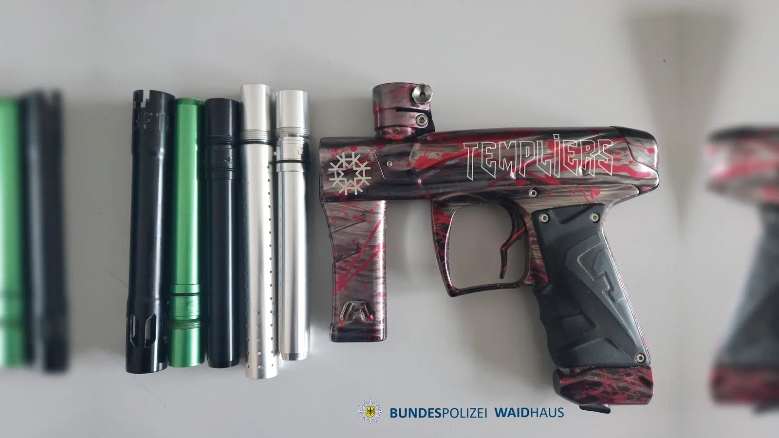 Bei einer Kontrolle auf der A6 bei Waidhaus wurden fünf Männer mit verbotenen Paintball-Markierern gestoppt. (Bild: Bundespolizei)
