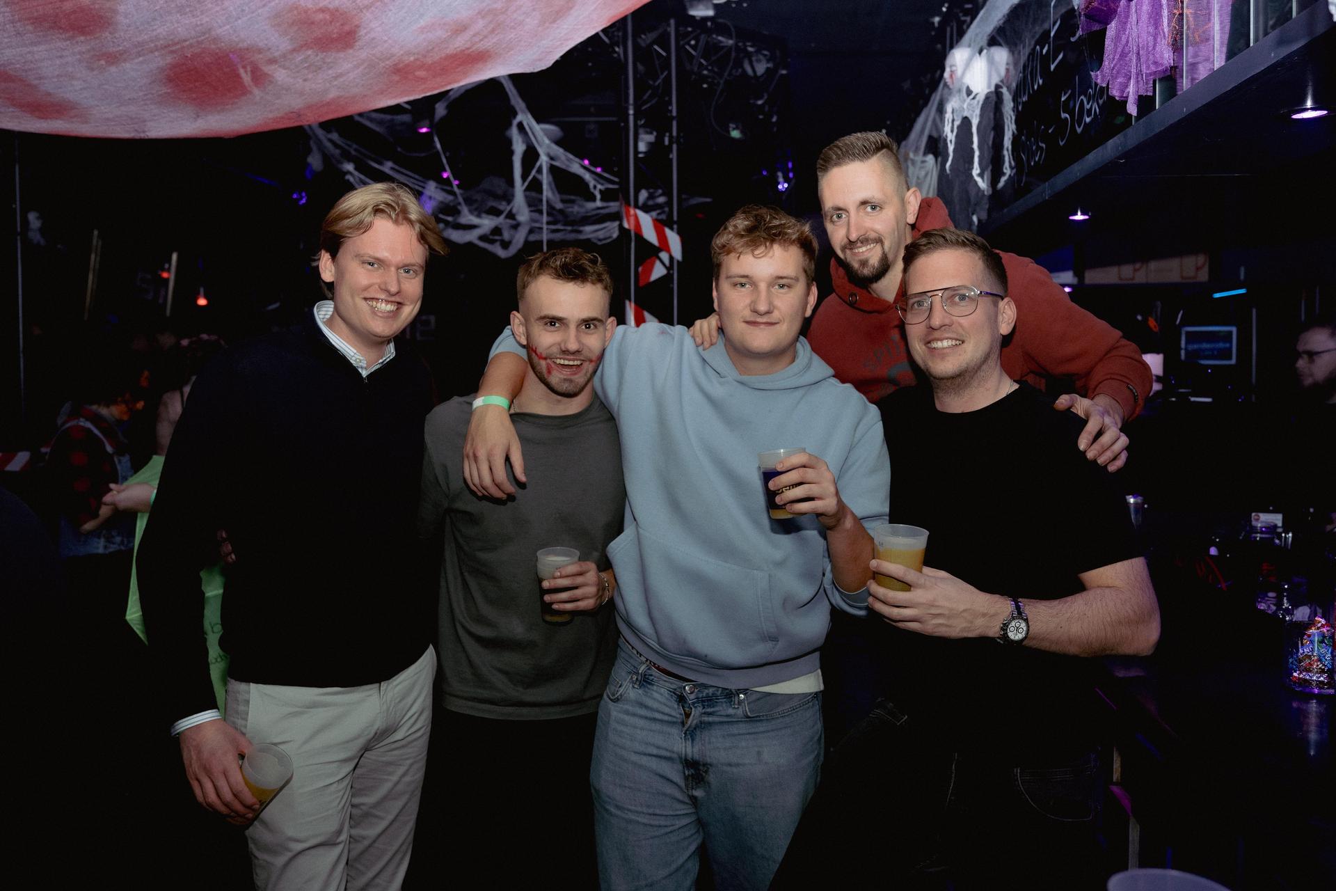 Im Labelle in Waidhaus waren am Freitag die Zombies, Teufel und Geister unterwegs und gaben zur Musik von DJ Michael B. zusammen Vollgas. (Bild: Timo Kraus)