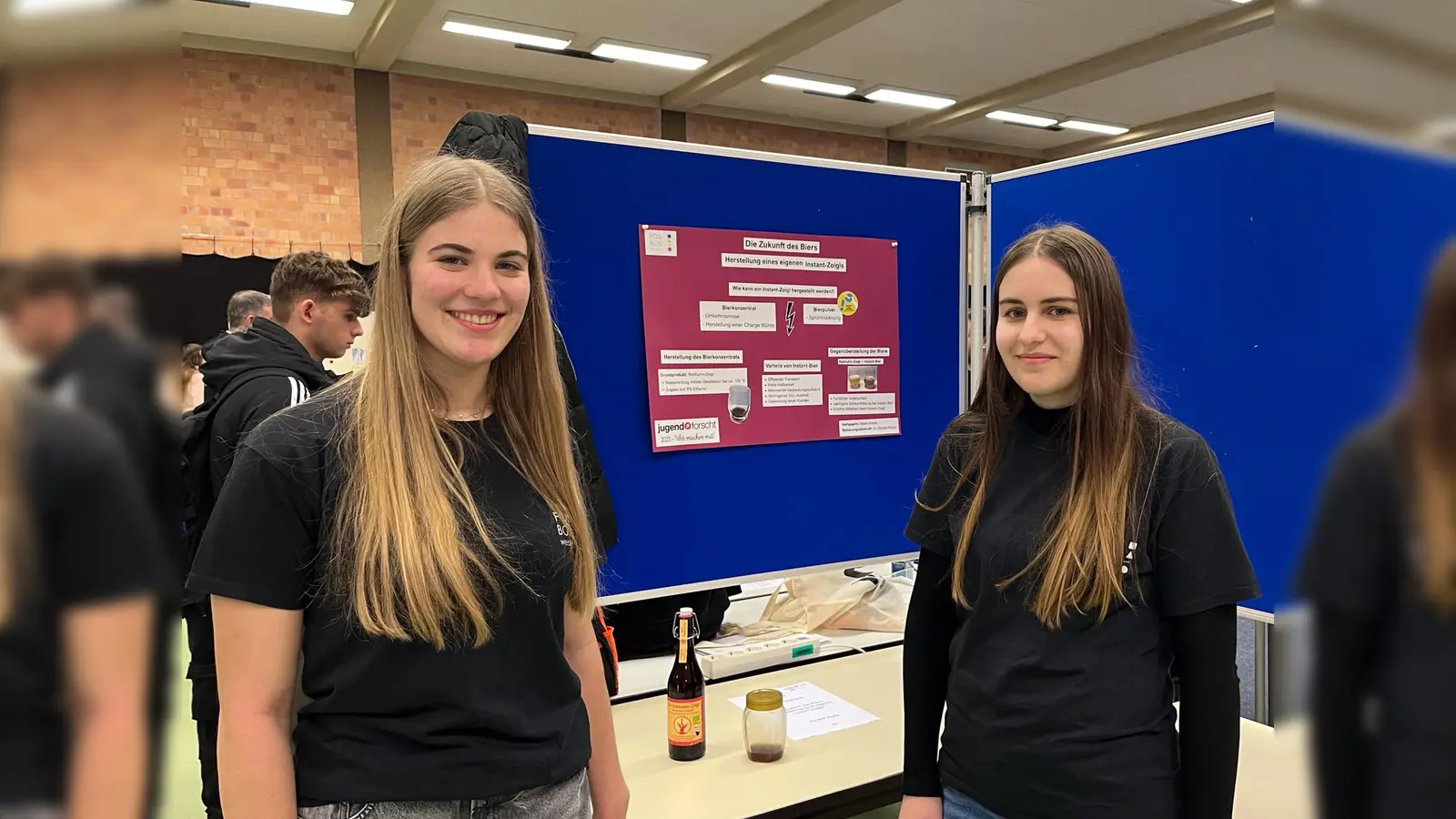 Beate Kleber (19) (links), präsentierte: Die Zukunft des Bieres: Herstellung eines eigenen „Instant-Zoigls”. (Bild: mcl)