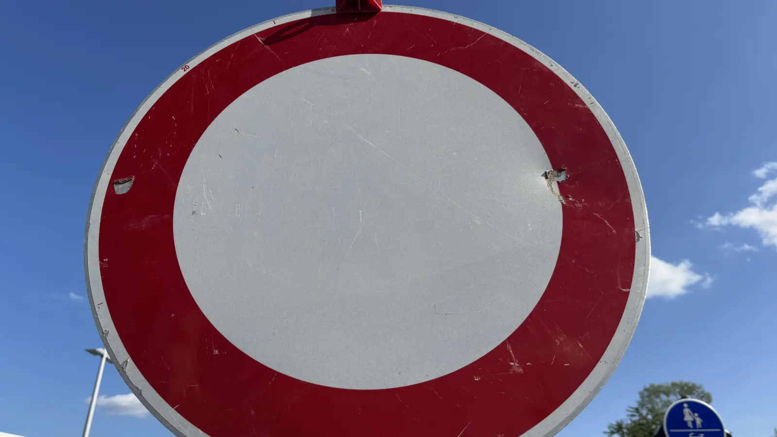 Auf dem Verbindungsweg Mooslohstraße zur Thermenwelt in Weiden laufen seit 6. Juli Brückenarbeiten. Die Sperrung gilt für Fußgänger und Radfahrer. (Symbolbild: Heike Unger)