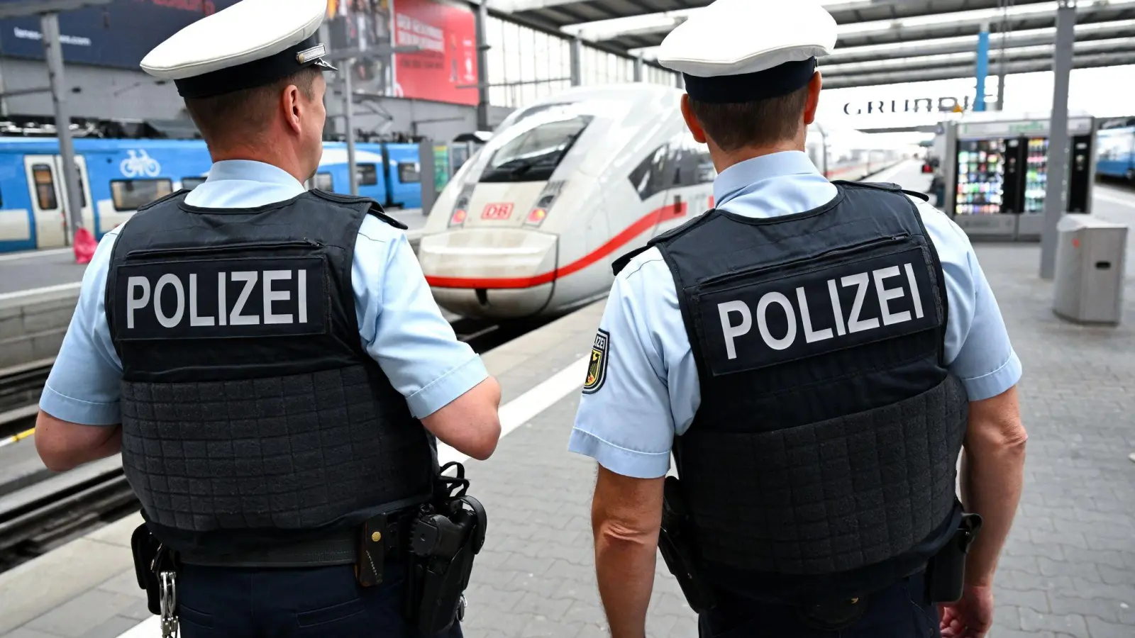 Die Bundespolizei hat die gefälschten Plakate mittlerweile entfernt. (Symbolbild) (Bild: Sven Hoppe/dpa)