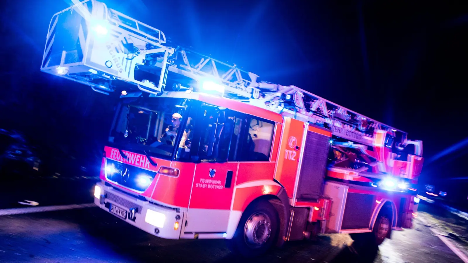 Zum Einsatz kam auch eine Drehleiter der Weidener Feuerwehr, von der aus der Brand im Dachstuhl bekämpft wurde. (Symbolbild: Marcel Kusch / dpa)