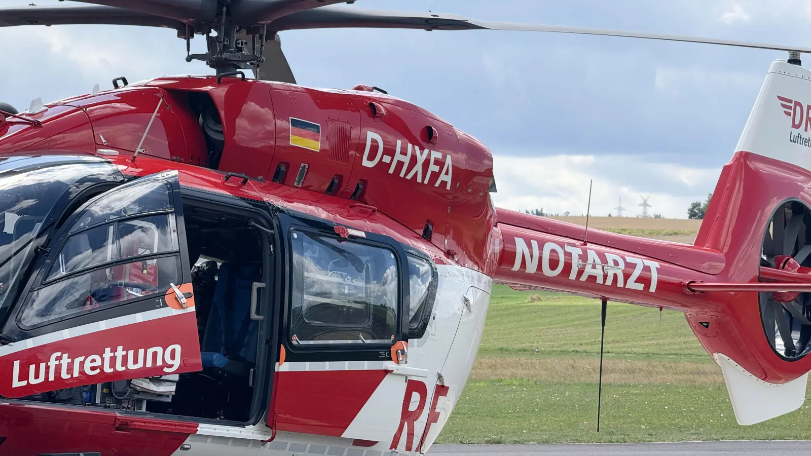 Ein schwerer Verkehrsunfall ereignete sich auf der Kreisstraße NEW 30 zwischen Hochdorf und Engleshof. Der Fahrer kam per Rettungshubschrauber in ein Krankenhaus. (Symbolbild: Gabi Schönberger)