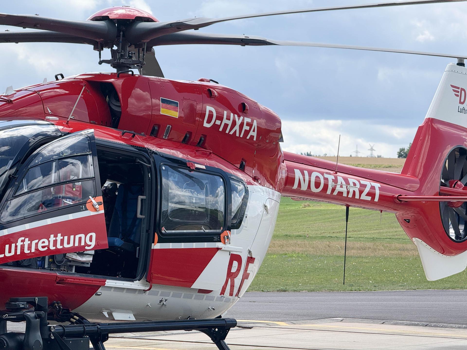 Ein schwerer Verkehrsunfall ereignete sich auf der Kreisstraße NEW 30 zwischen Hochdorf und Engleshof. Der Fahrer kam per Rettungshubschrauber in ein Krankenhaus. (Symbolbild: Gabi Schönberger)