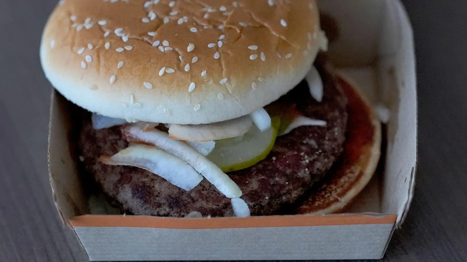 Der Kolibakterien-Ausbruch wird auf den Verzehr eines bestimmten Burgers bei McDonalds zurückgeführt.  (Bild: Charles Rex Arbogast/AP/dpa)