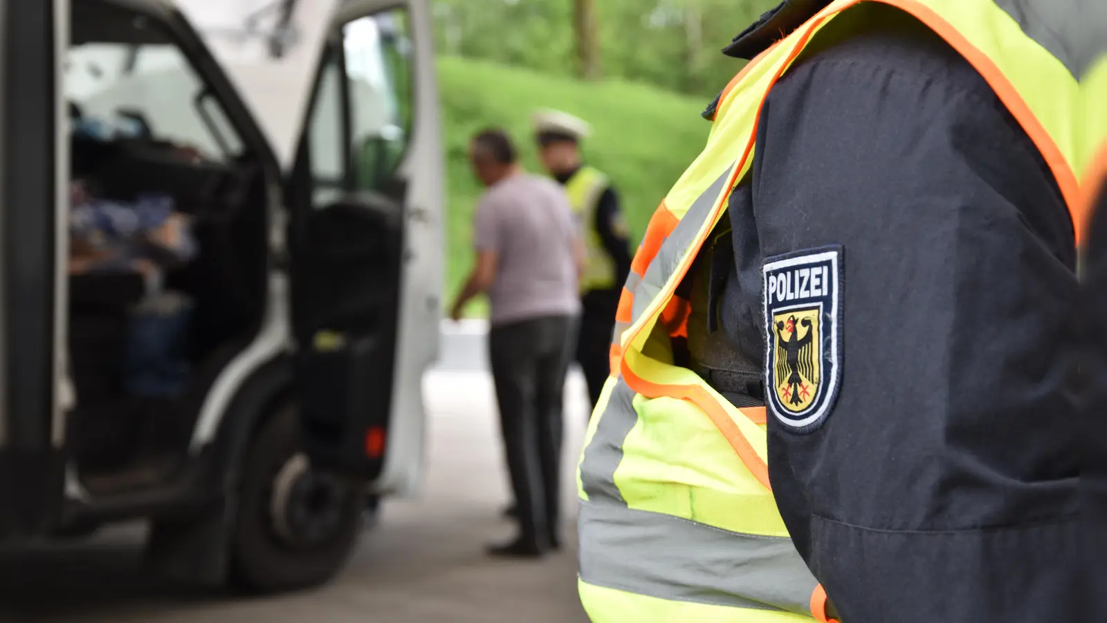 Die Bundespolizei Waidhaus hat die Einschleusung von vier Personen an der Grenze zur Tschechischen Republik verhindert. Ein ukrainischer Fahrer wurde gestoppt. (Bild: Bundespolizei)