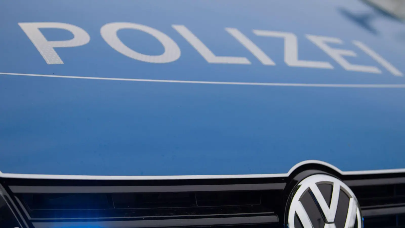 Ein Autofahrer aus Schwandorf versuchte am Samstag, sich einer Polizeikontrolle zu entziehen. (Symbolbild: Lino Mirgeler/dpa)