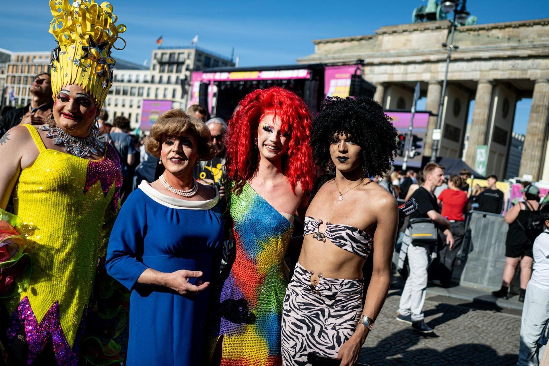 Am Brandenburger Tor gab es einen Drag* March. (Bild: Fabian Sommer/dpa)