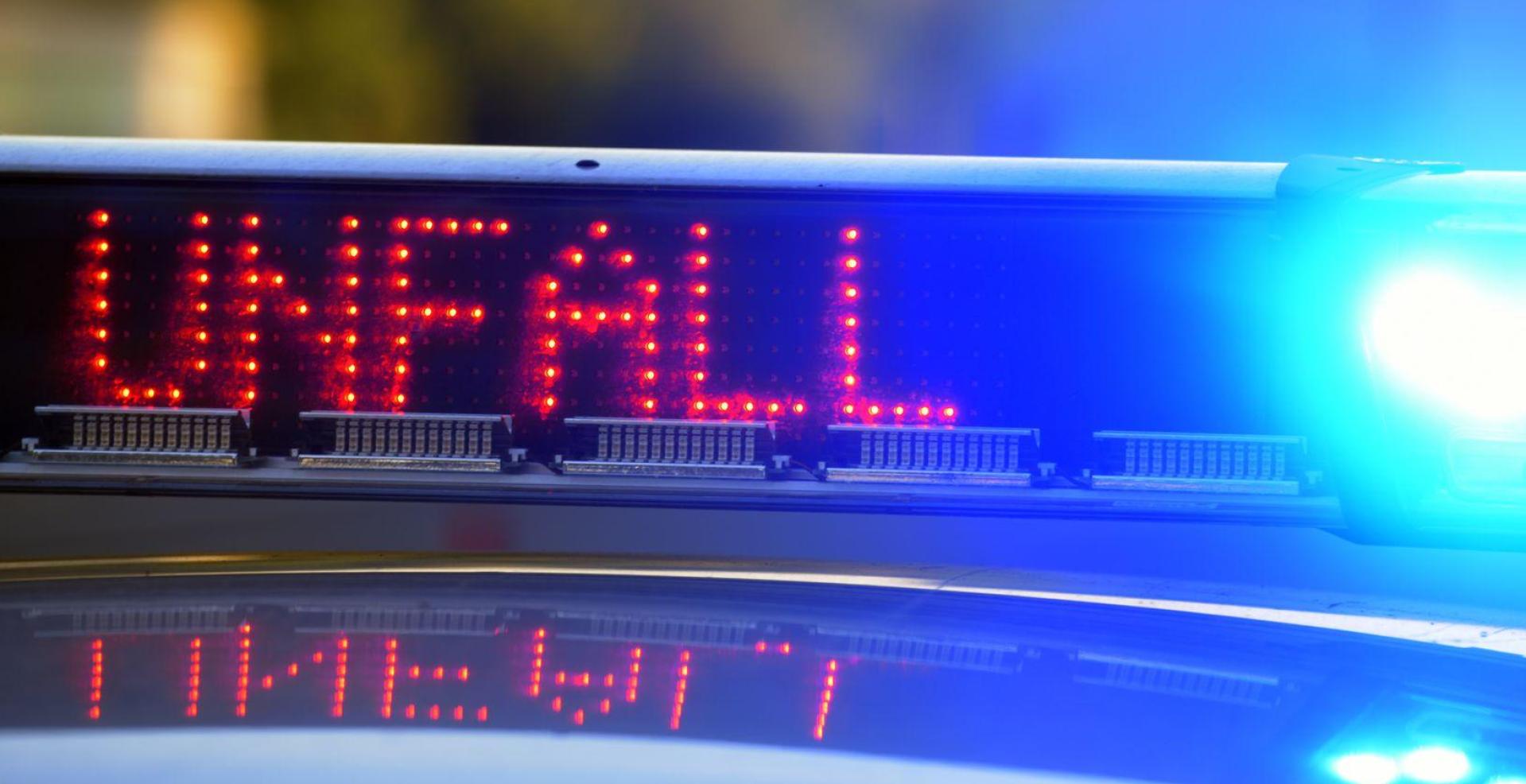 Auf der B 22 kam es am Freitagmorgen zu einem Unfall, bei dem eine Frau schwer verletzt wurde. (Symbolbild: Stefan Puchner/dpa)