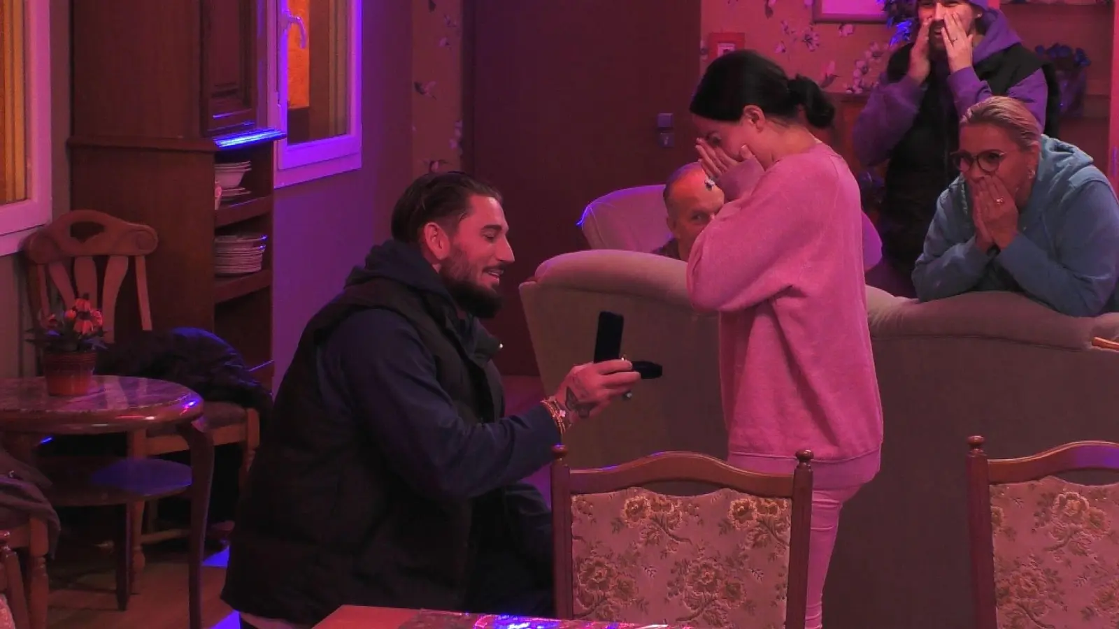  Mike Heiter kniet vor seiner Freundin Leyla Lahouar. (Bild: Joyn/dpa)