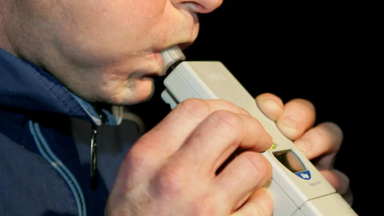 Die Polizei hat in Weiden einen Autofahrer erwischt, der unter Einfluss von Alkohol und Drogen unterwegs war. (Symbolbild: Uli Deck /dpa)