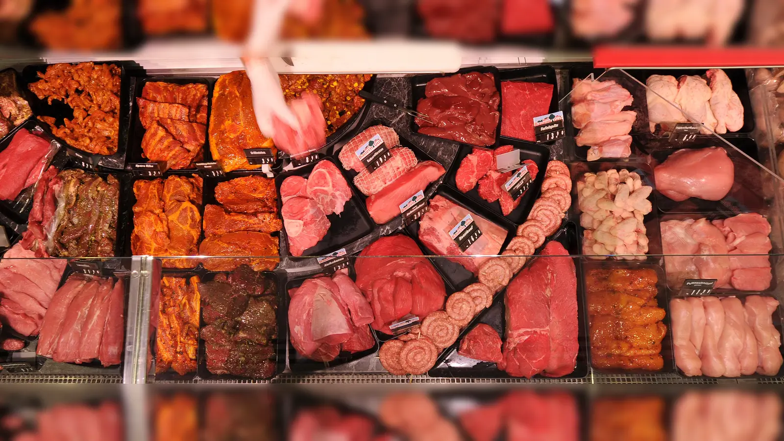 In einem Supermarkt in Windischeschenbach hat ein Ladendetektiv eine 62-Jährige erwischt, die in ihrer Handtasche Spare-Ribs stehlen wollte. (Symbolbild: Julian Stratenschulte /dpa)