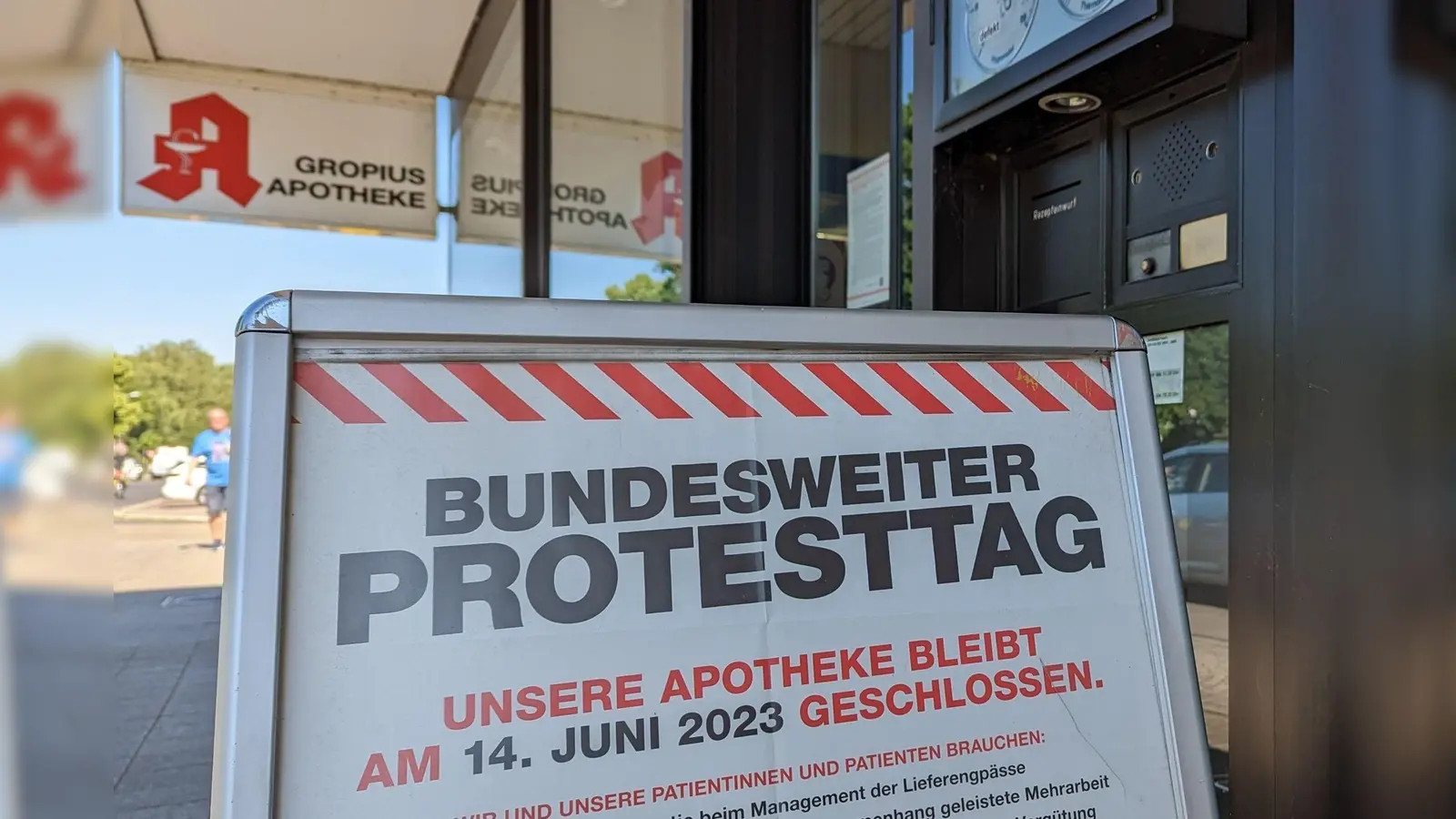 Ein Schild weist auf den Protesttag der Apotheken hin. (Bild: Martin Oversohl/dpa)
