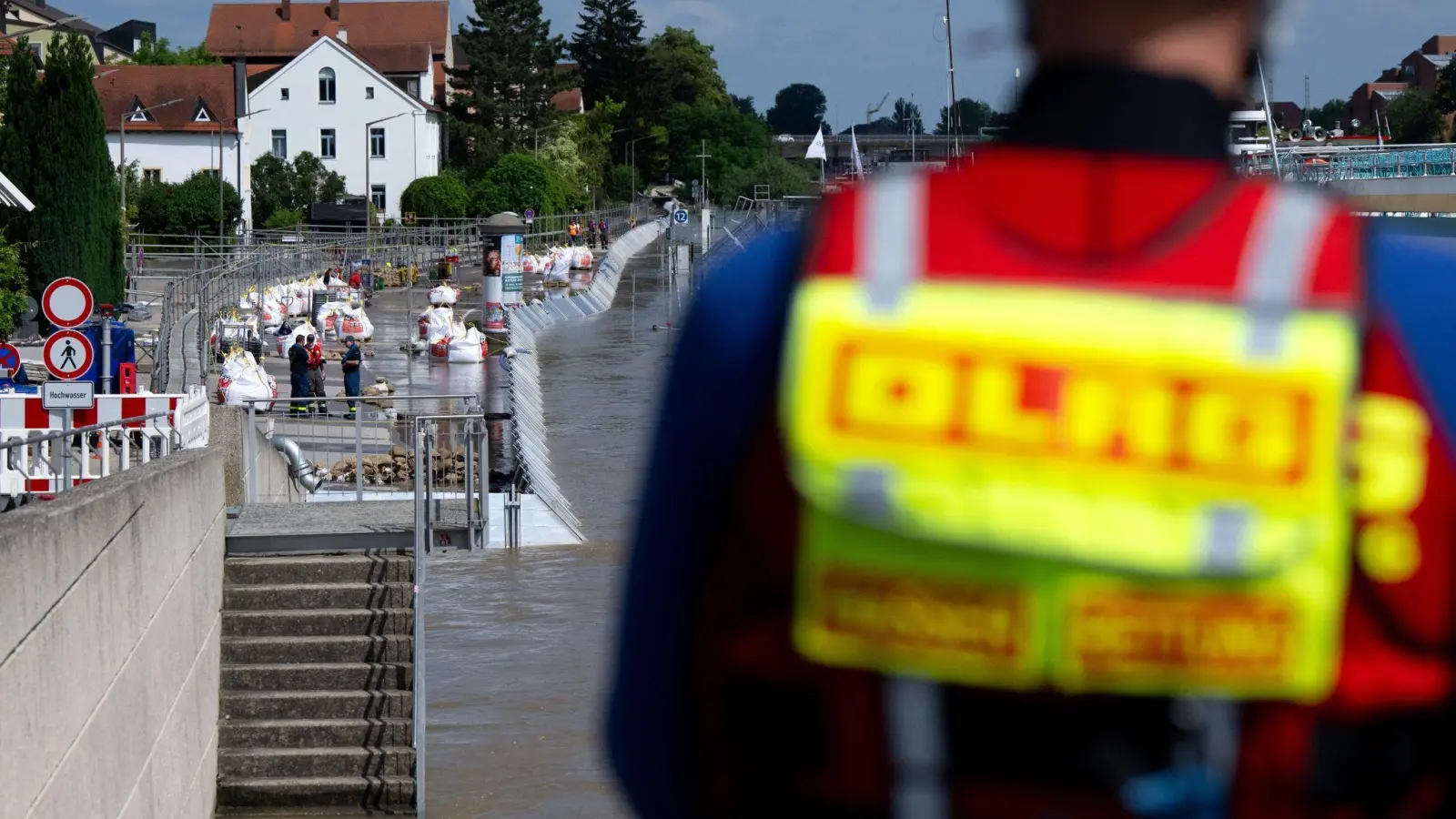 Schutzwände stehen am Ufer der hochwasserführenden Donau. (Bild: Sven Hoppe/dpa)