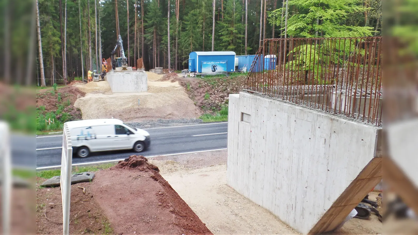 Um eine Stahlkonstruktion für eine Brücke über die Staatsstraße zu heben, wird die Strecke bei Kohlberg für eine Nacht gesperrt. (Bild: jml)