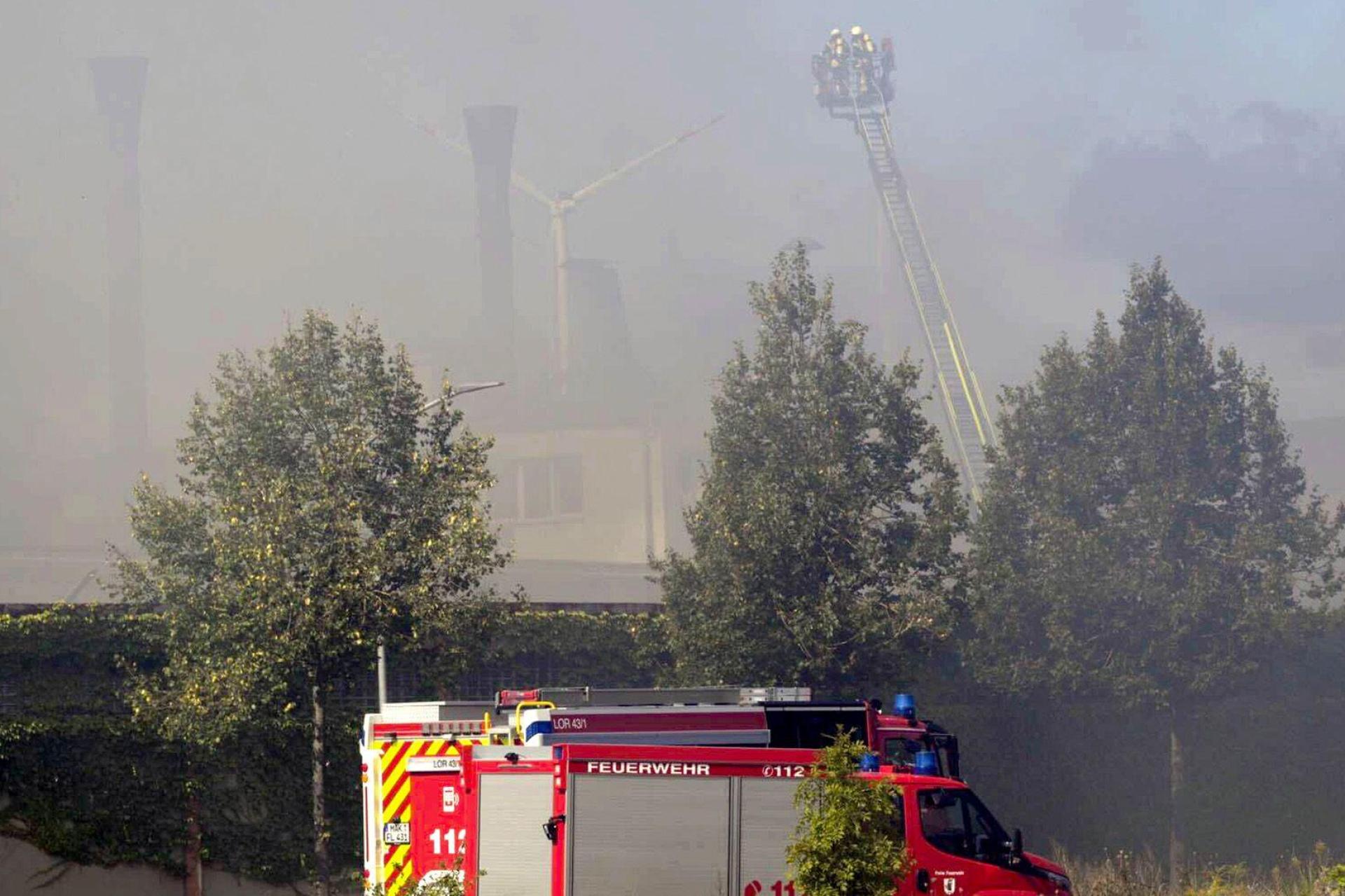 Feuerwehr vor dem Großbrand in dem Industriegebiet von Wunsiedel. Letzte Glutnester müssen noch gelöscht werden. (Bild: Daniel Vogel/-/dpa)