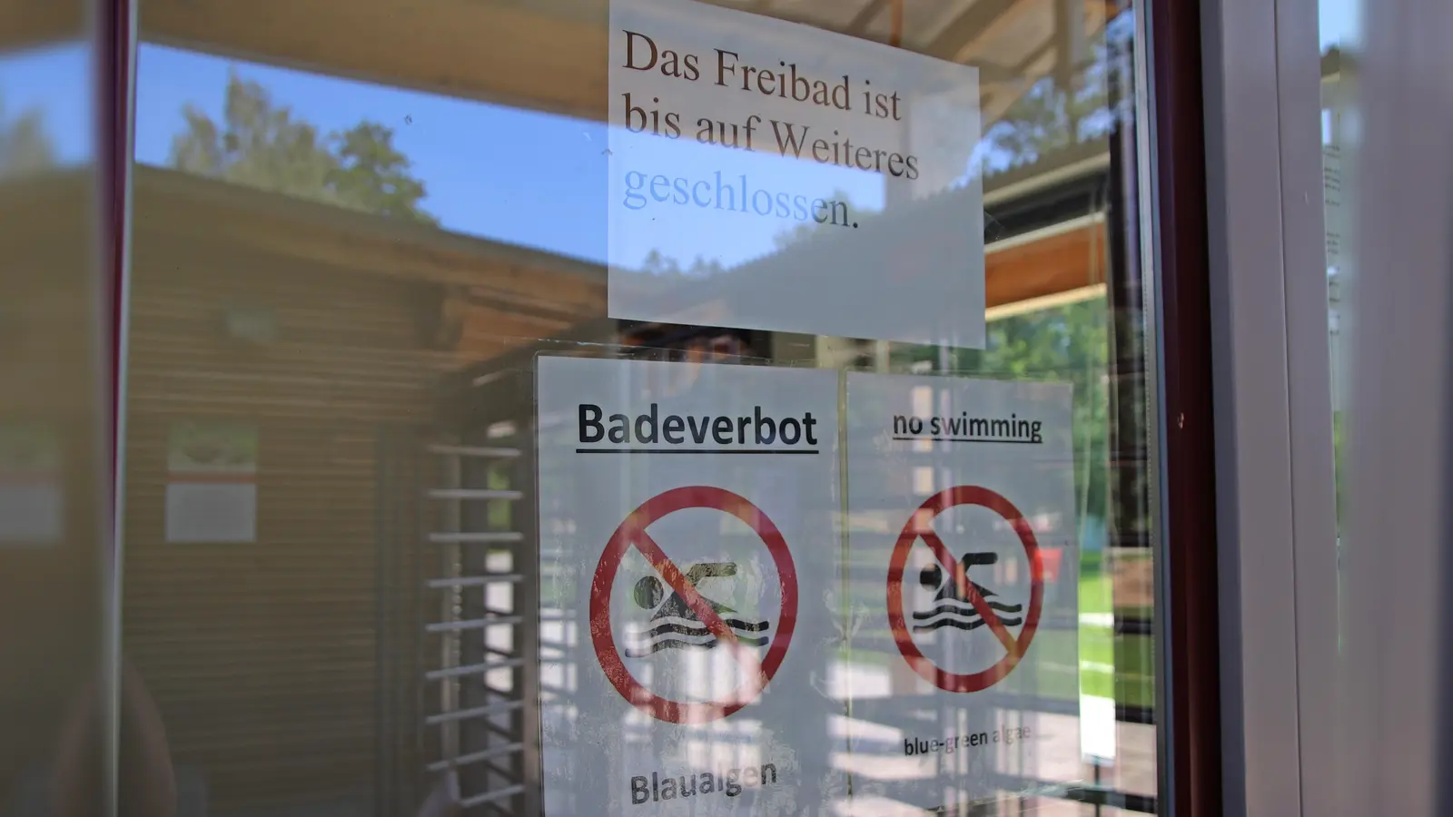 Schlechte Neuigkeiten für Badegäste: Das Baden im Rußweiher bleibt bis auf weiteres verboten. Der Grund: Blaualgen.  (Archivbild: Jürgen Masching)
