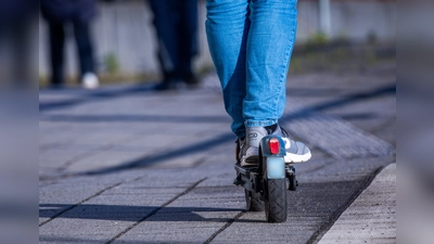 Mit einem E-Scooter, der bis zu 80 Stundenkilometer schnell fährt, ist ein Mann in Vierkirchen (Landkreis Dachau) vor der Polizei geflüchtet.  (Symbolbild: Jens Büttner)