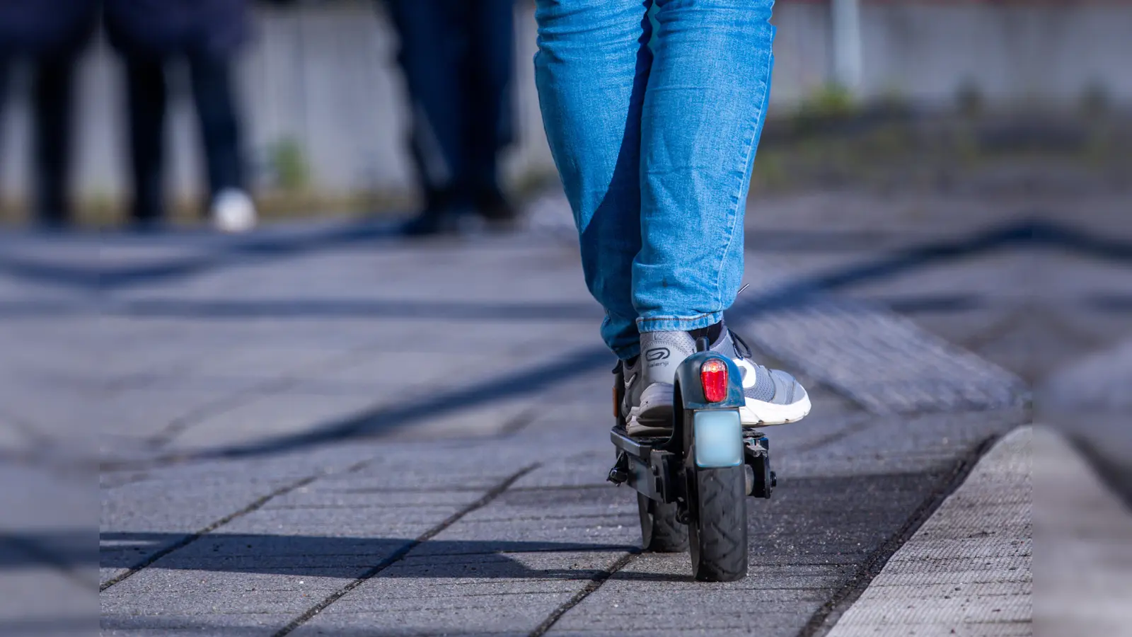 Ein E-Scooter ist in Weiden verschwunden.  (Symbolbild: Jens Büttner/dpa)
