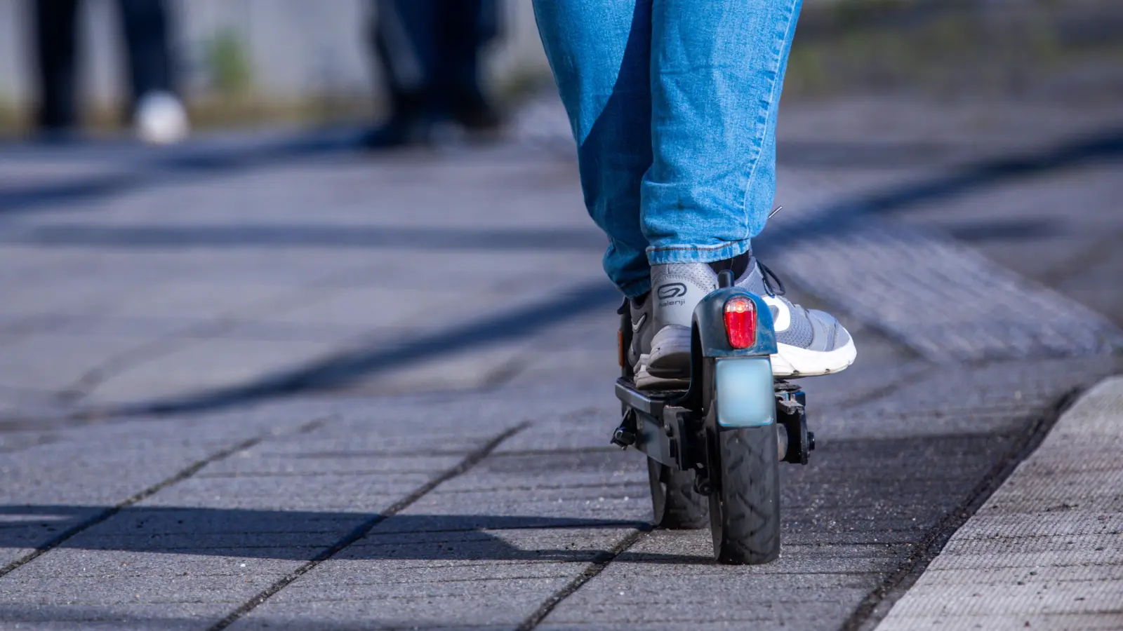 Ein E-Scooter ist in Weiden verschwunden.  (Symbolbild: Jens Büttner/dpa)