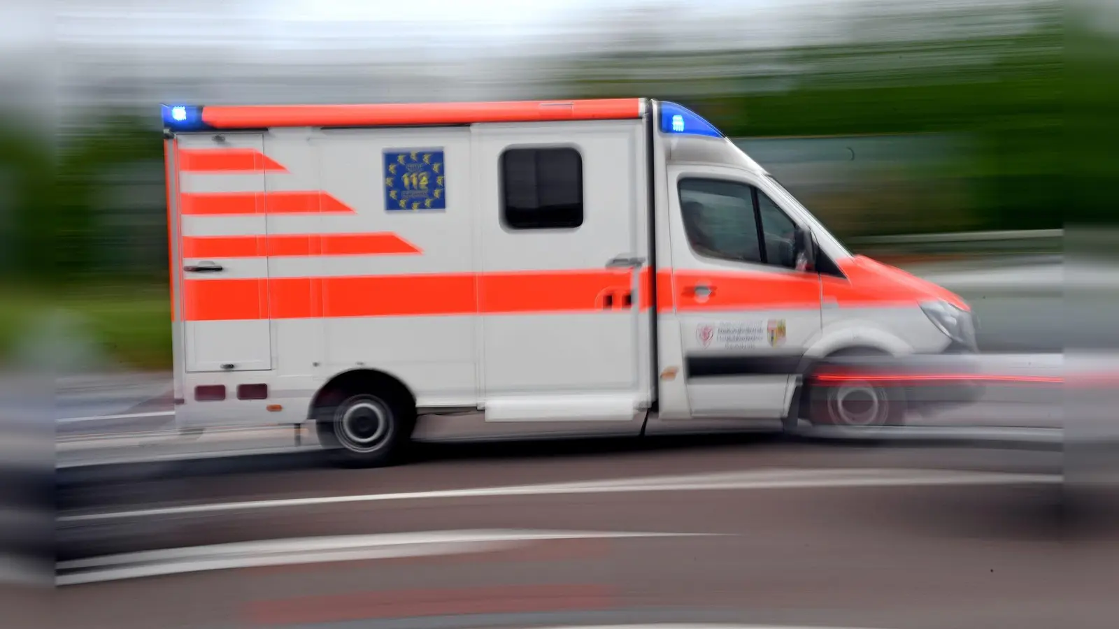 Rettungsdienst, die örtlichen Feuerwehren und die Wasserwacht wurden für den Großeinsatz alarmiert.  (Symbolbild: Hendrik Schmidt/dpa)
