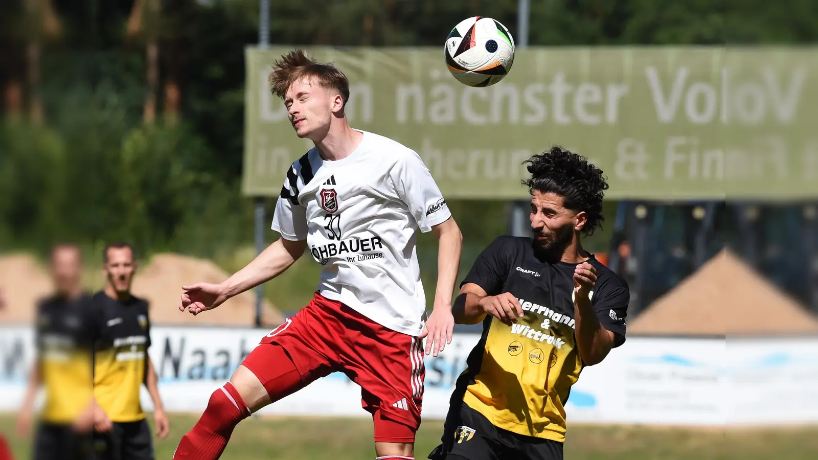 SC-Spieler Johannes Gradl (links) bleibt Sieger in einem Kopfballduell: Der Landesligist aus Oberwildenau schließt seine Testspielreihe beim SV Lauterhofen ab. (Archivbild: Gerhard Büttner)