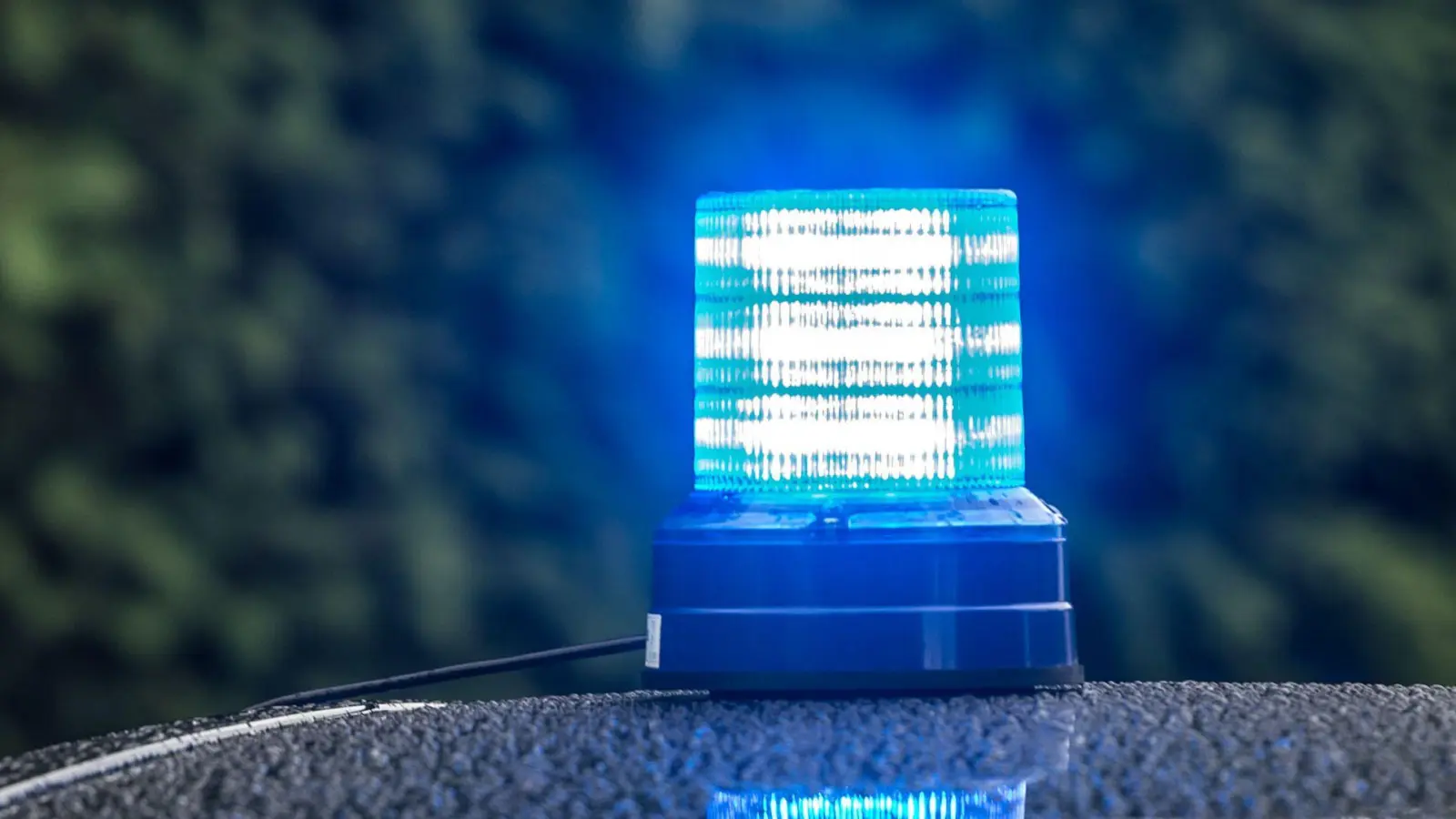 Am Samstagnachmittag passiert im Weidener Westen, beim Brandweiher, ein Unfall.  (Symbolbild: Armin Weigel/dpa)