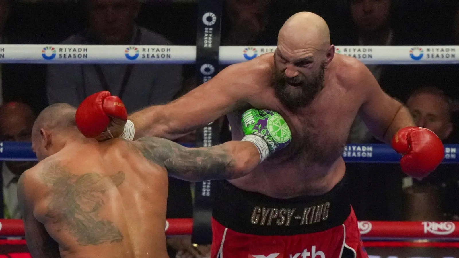 Tyson Fury (r) hat erneut seine Karriere beendet. (Bild: Frank Augstein/AP/dpa)