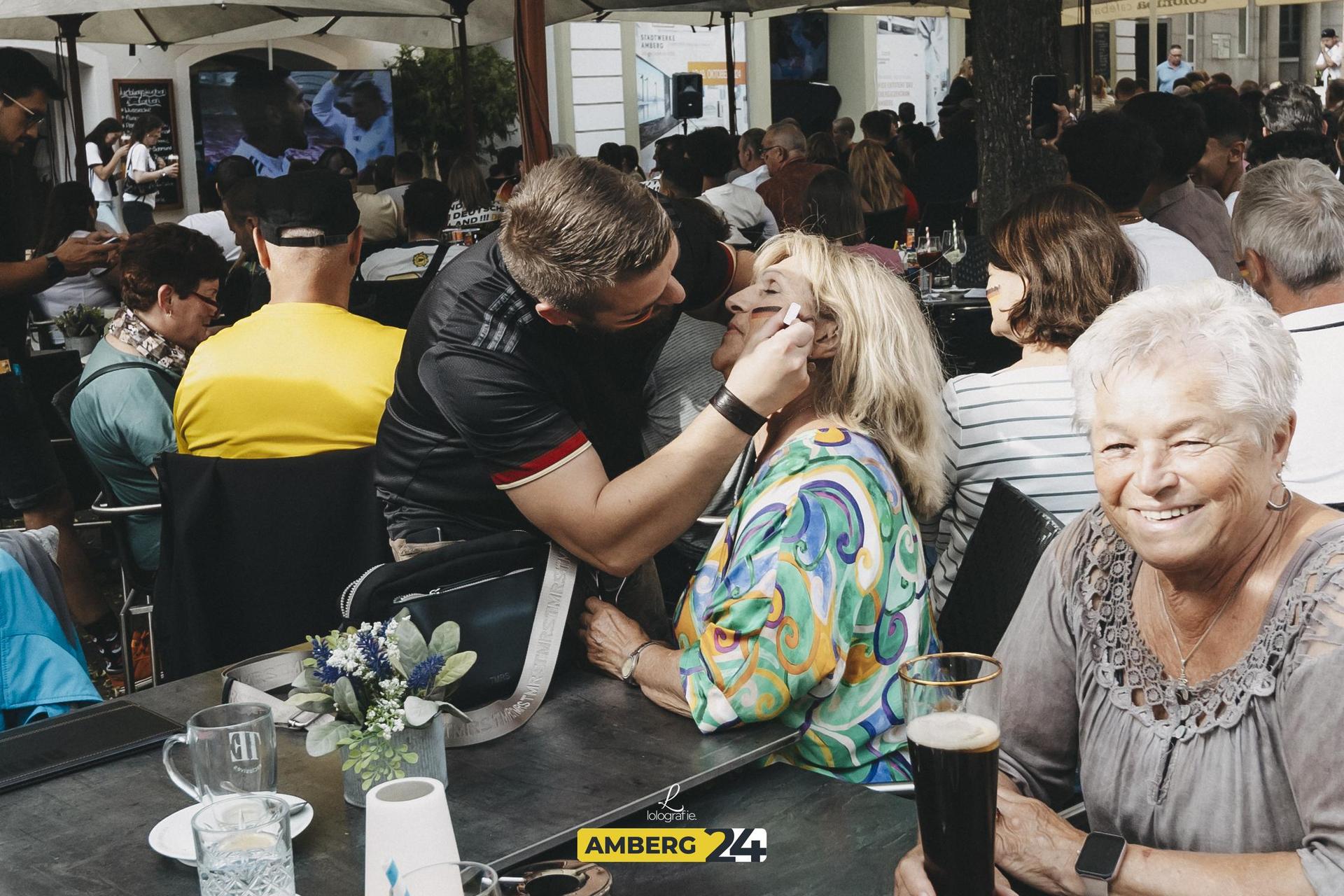 Die deutschen Fans hatten bis zum Ausscheiden des Teams Spaß und fieberten mit.  (Bild: Lolografie)