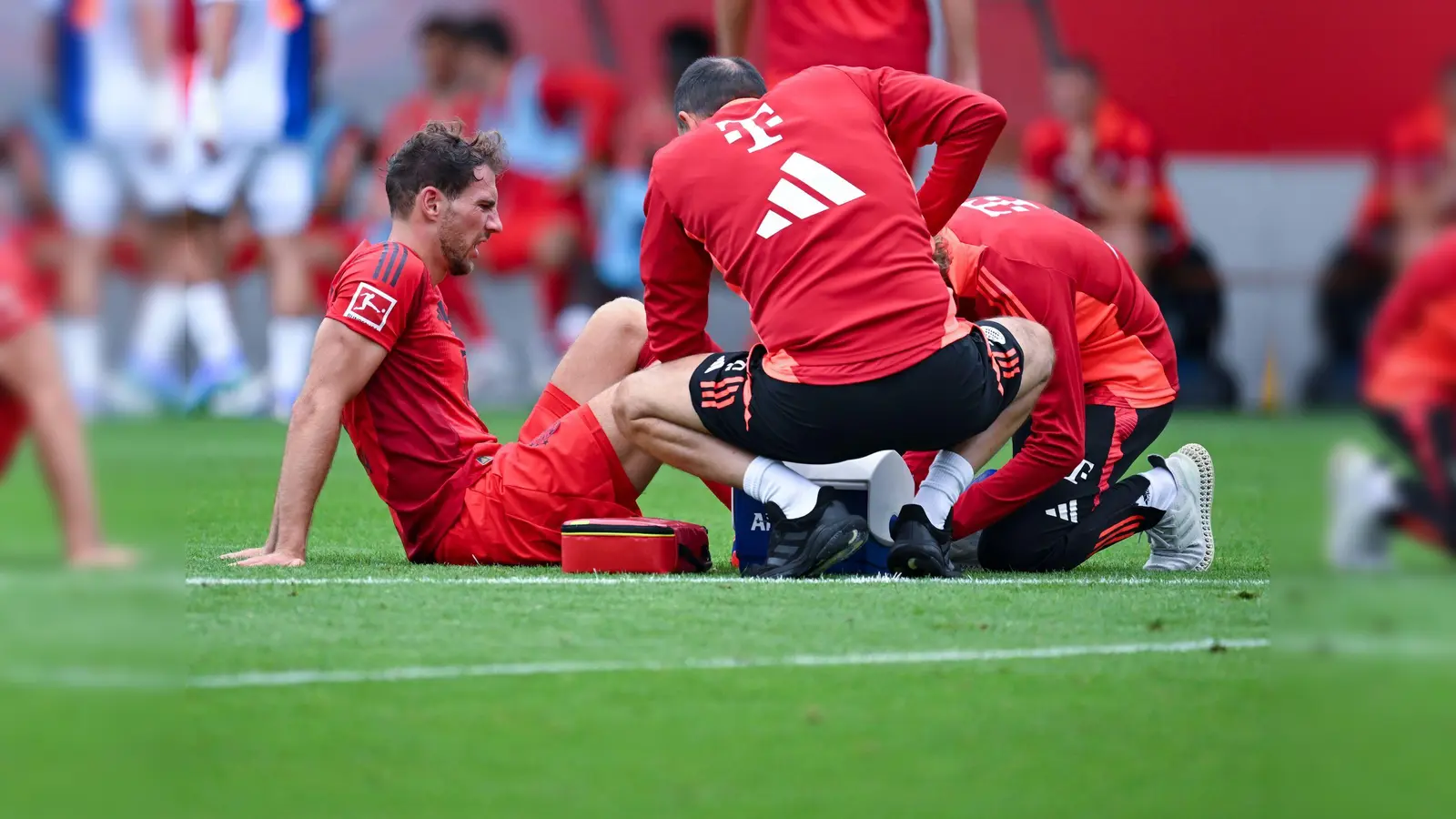 Schrecksekunde: Leon Goretzka muss am Fuß behandelt werden. (Bild: Sven Hoppe/dpa)