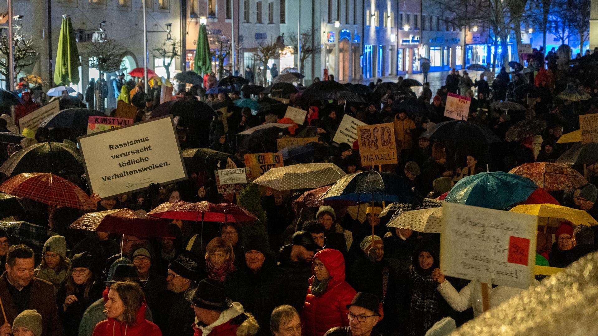 Bei der Demo gegen Rechts haben sich tausende Menschen zu einem Protestmarsch durch Weiden versammelt. (Bild: knz)