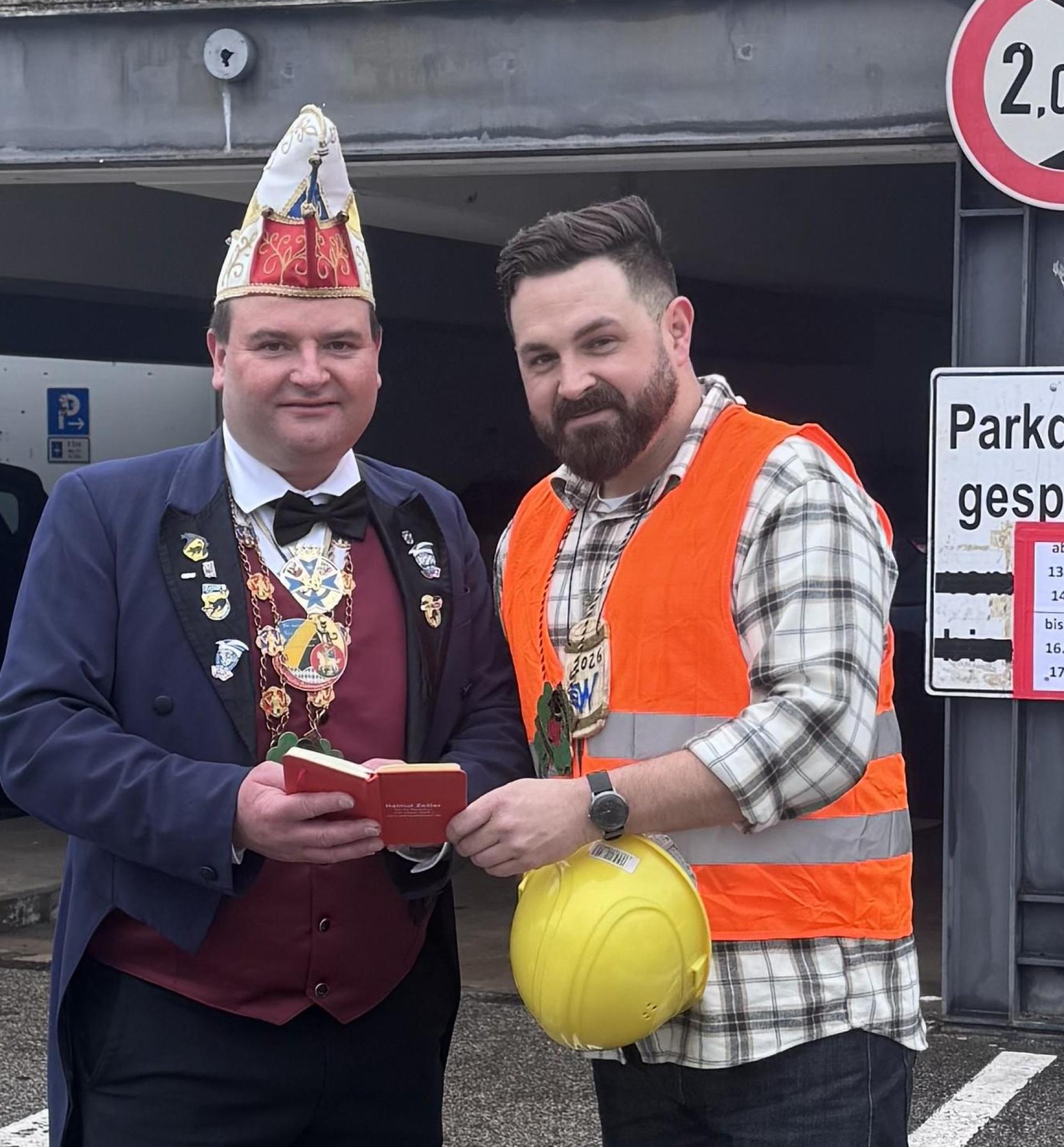 Die Verantwortlichen - der Chef des Neustädter Faschingsvereins, Jürgen Trescher (links) und Bürgermeister Sebastian Giering – bei der Abschlussbesprechung zum Faschingszug. (Bild: Jürgen Trescher)