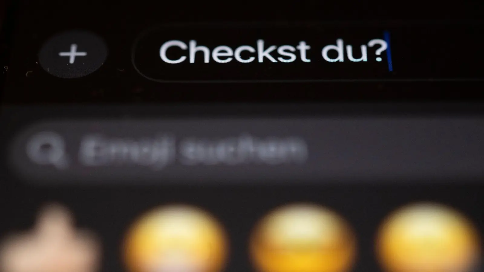 Jugendliche haben ihre Favoriten für das „Jugendwort des Jahres“ 2025 nominiert - unter anderem „Checkst du?“, „Goonen“ oder „Sybau“.  (Bild: Marijan Murat/dpa)
