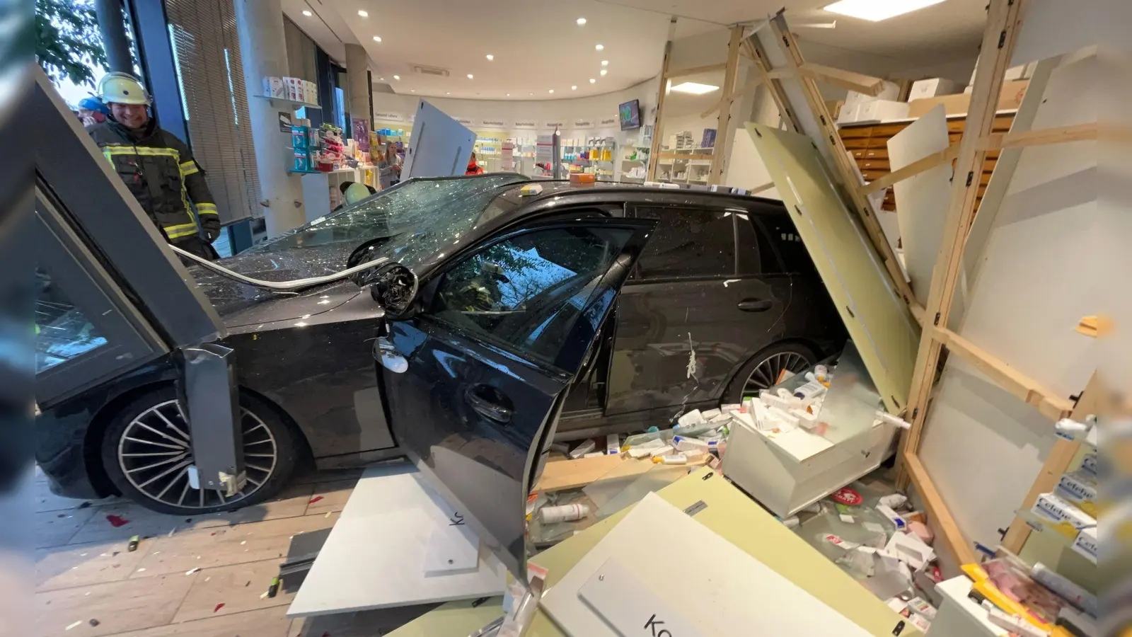 Ein Großteil der Einrichtung der Apotheke wurde bei dem Unfall beschädigt.  (Bild: -/Polizeiinspektion Rosenheim/dpa)