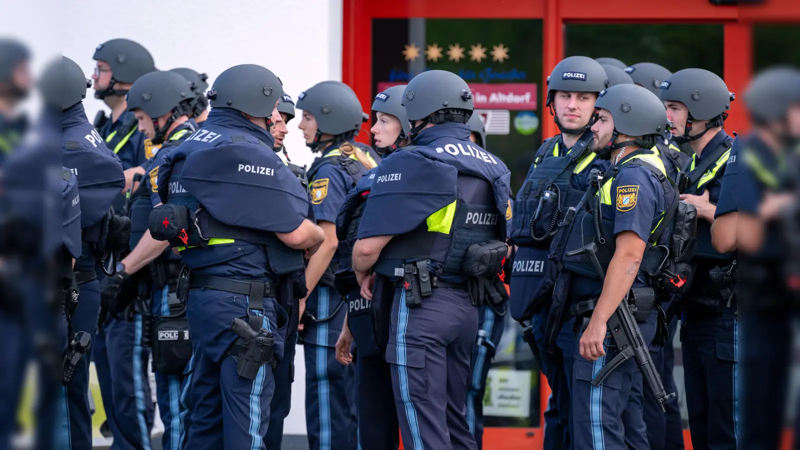 Nach einem dramatischen Großeinsatz im mittelfränkischen Altdorf suchen Einsatzkräfte weiter nach einer 82-jährigen Frau. (Bild: Pia Bayer)