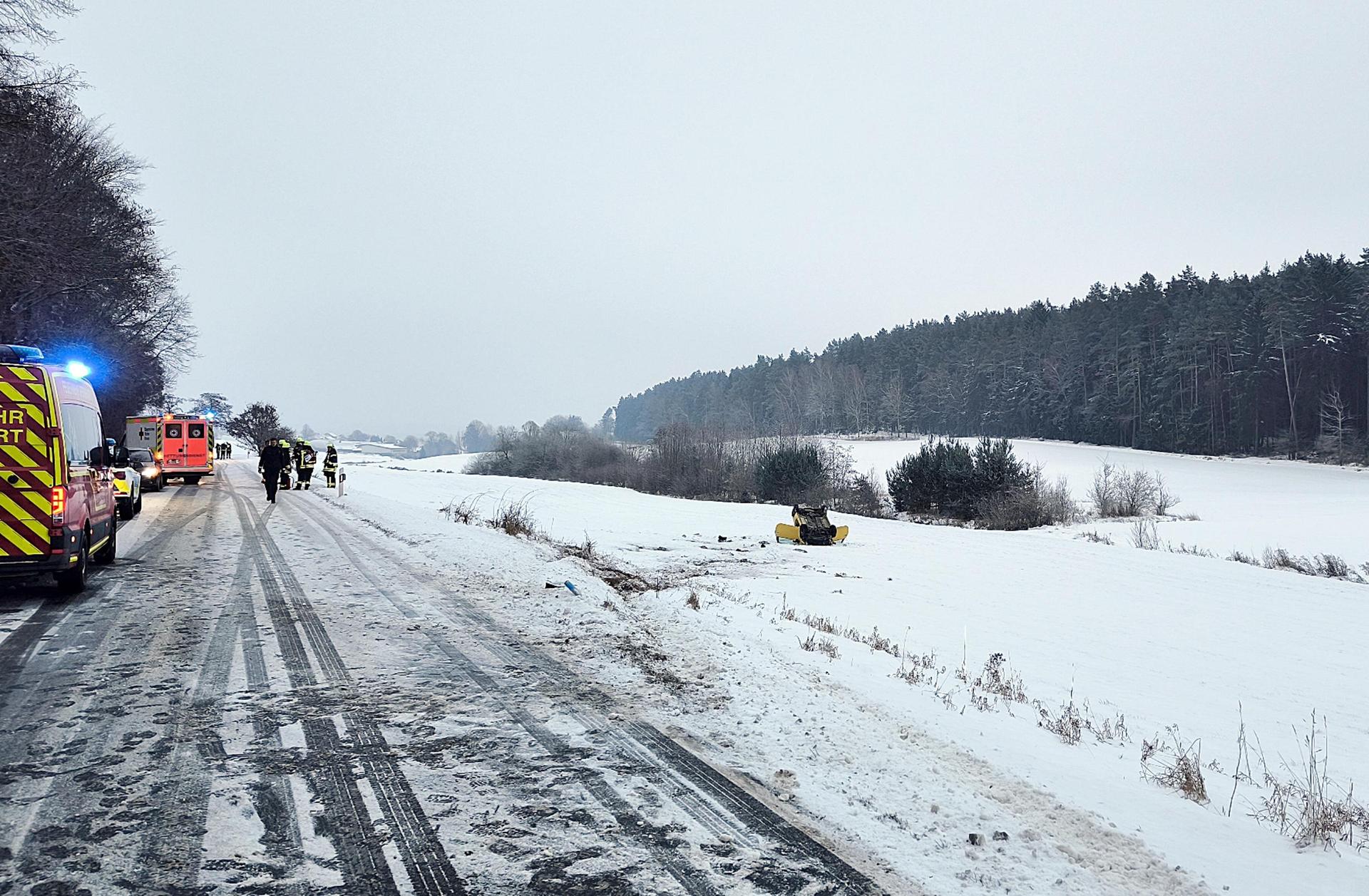 Einsatzkräfte an der Unfallstelle auf der NEW 5 bei Speinshart. (Foto: Jürgen Masching)