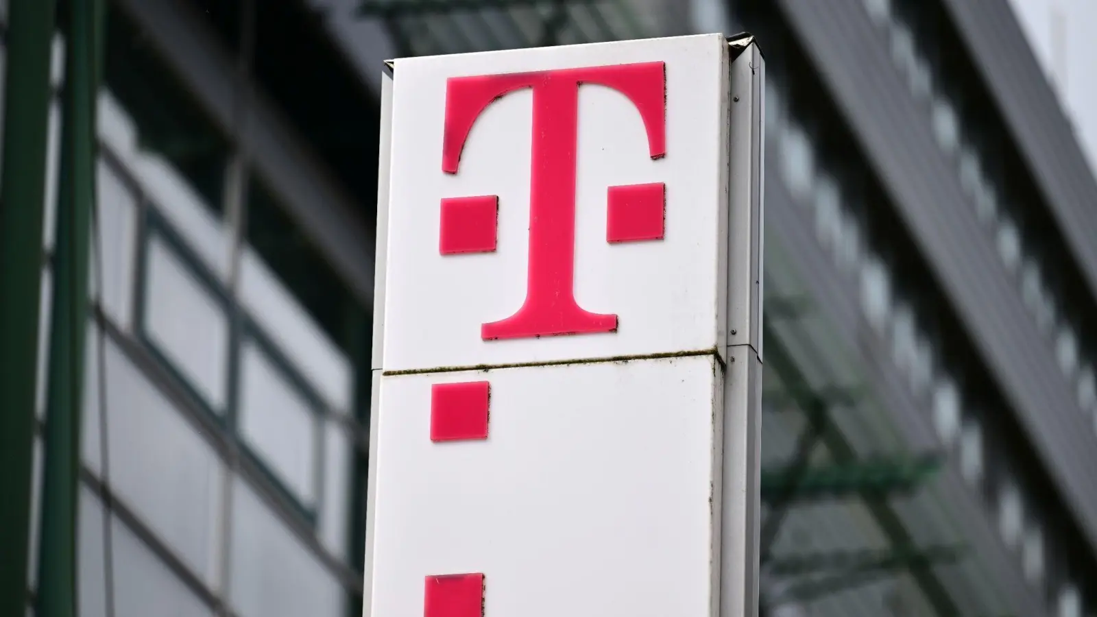 Tausende Telekom-Kunden haben am Freitagmorgen mit Störungen zu kämpfen. (Symbolbild: Martin Schutt/dpa)