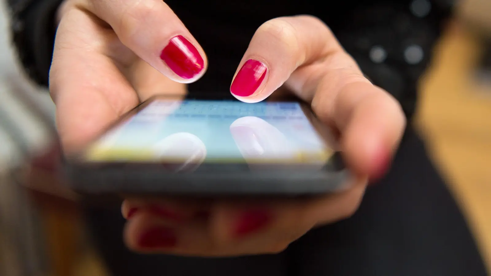 „Love Scam”, auch Romantikbetrug genannt, beginnt mit einer harmlosen Nachricht über soziale Medien oder Dating-Plattformen.  (Symbolbild: Sebastian Gollnow/dpa)