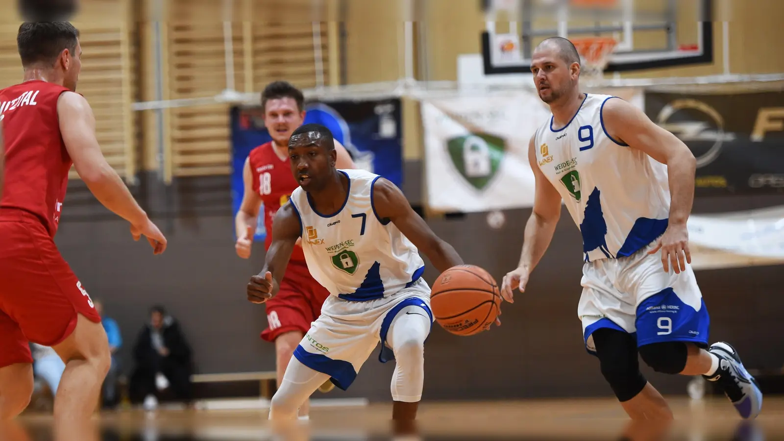 Chris Hill (am Ball) sucht den Weg durch die gegnerische Verteidigung, Teamkollege Florian Gebert beobachtet die Aktion. Die Weidener Basketballer verloren zum Saisonauftakt gegen die BG Regnitztal. (Bild: Büttner)