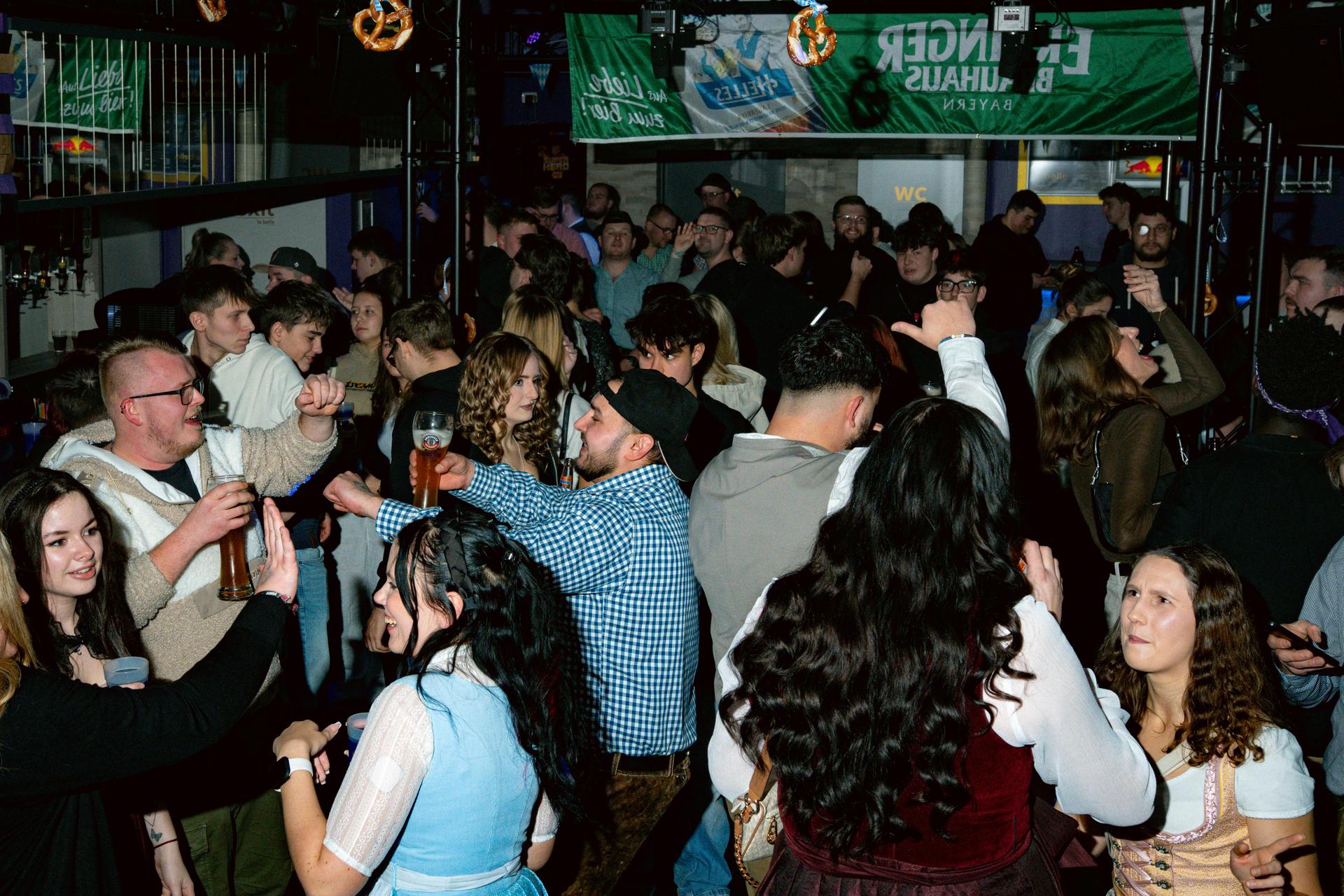 Bilder von der Bayern-Party im LaBelle in Waidhaus. (Bild: simerl)