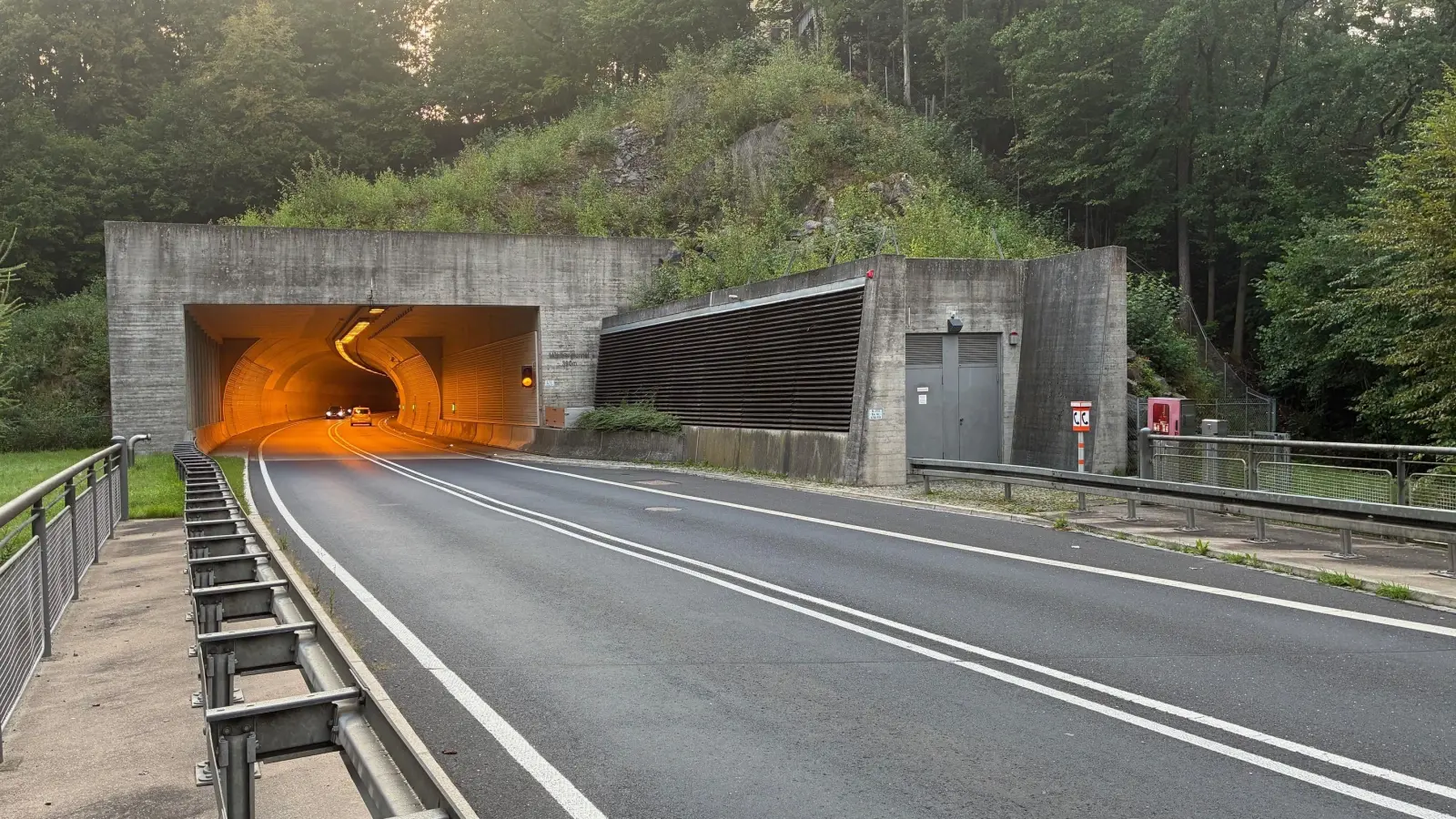 Der Mühlbergtunnel bei Neustadt an der Waldnaab hat technische Probleme mit der Beleuchtung. (Bild: Staatliches Bauamt Amberg-Sulzbach)