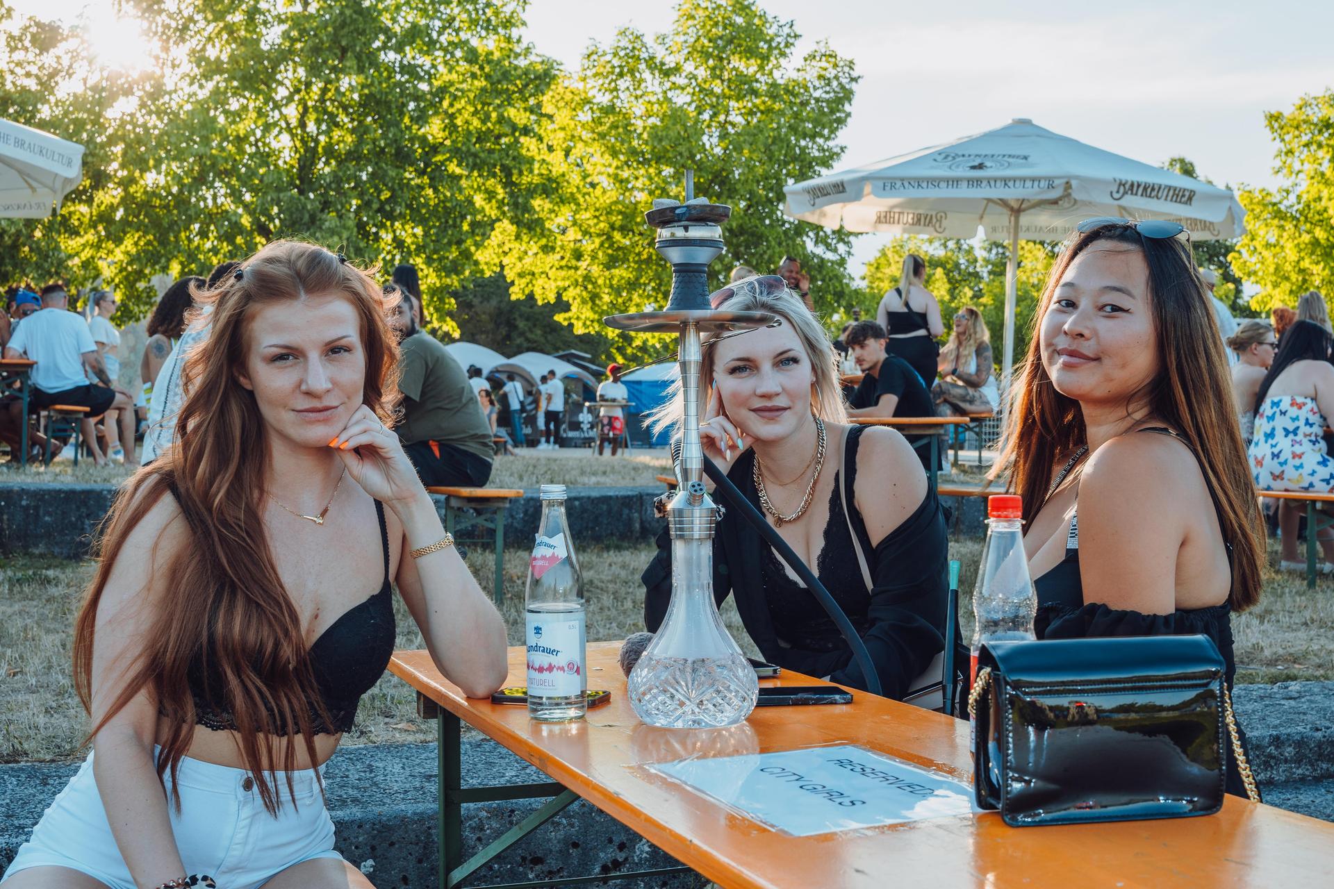 Shisha, Drinks und guter Hip-Hop. So war&#39;s am Hip-Hop BBQ in Amberg.  (Bild: Denise Helmschrott)