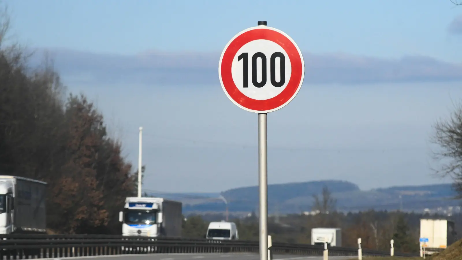 Der auffallend häufige Wechsel der Geschwindigkeitsbegrenzungen auf der A93 irritiert zahlreiche Fahrer*innen. (Bild: Gabi Schönberger)