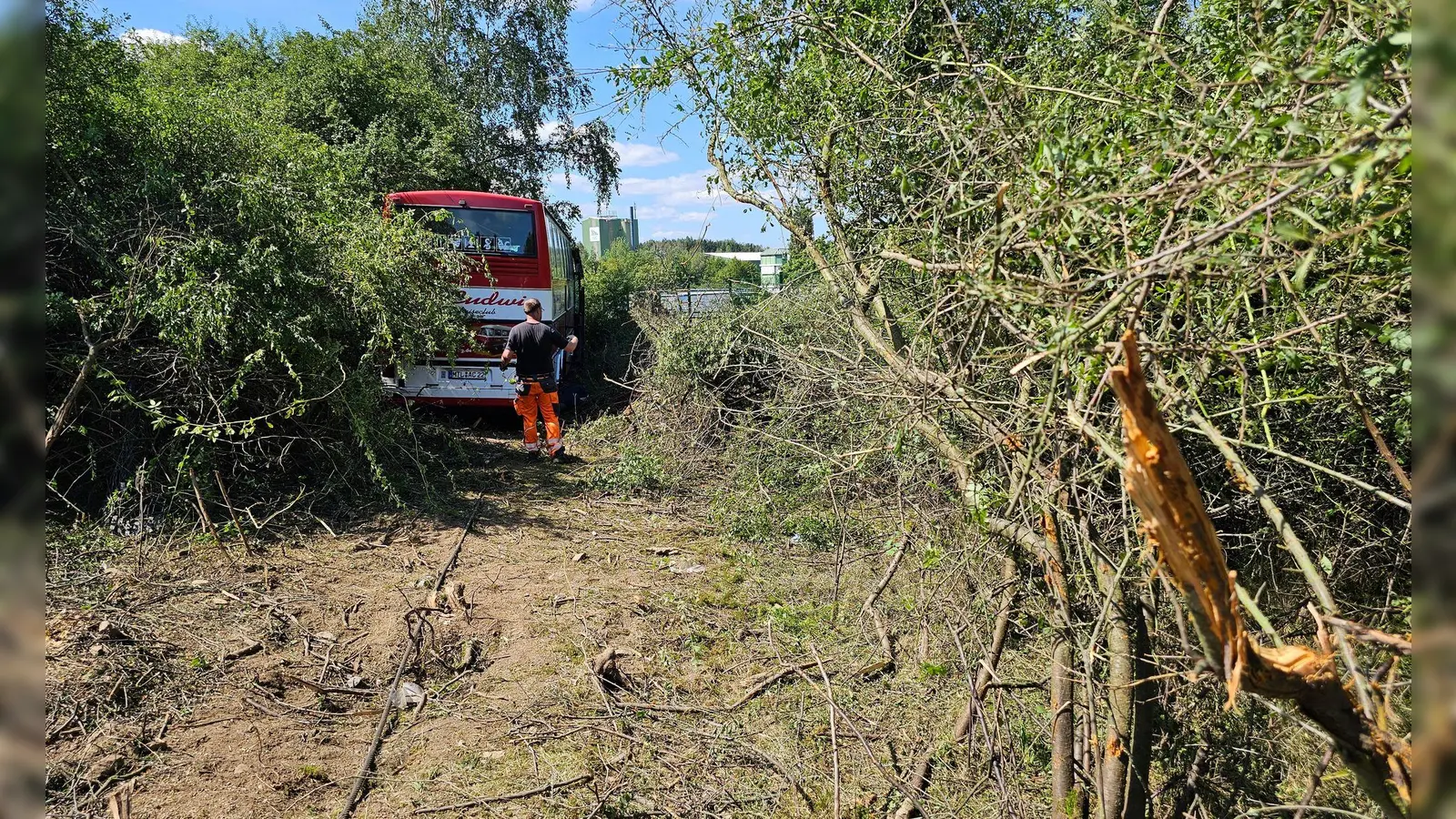 Sieben Verletzte nach Unfall eines Reisebusses auf der A72. (Bild: Mike Müller/TNN/dpa)