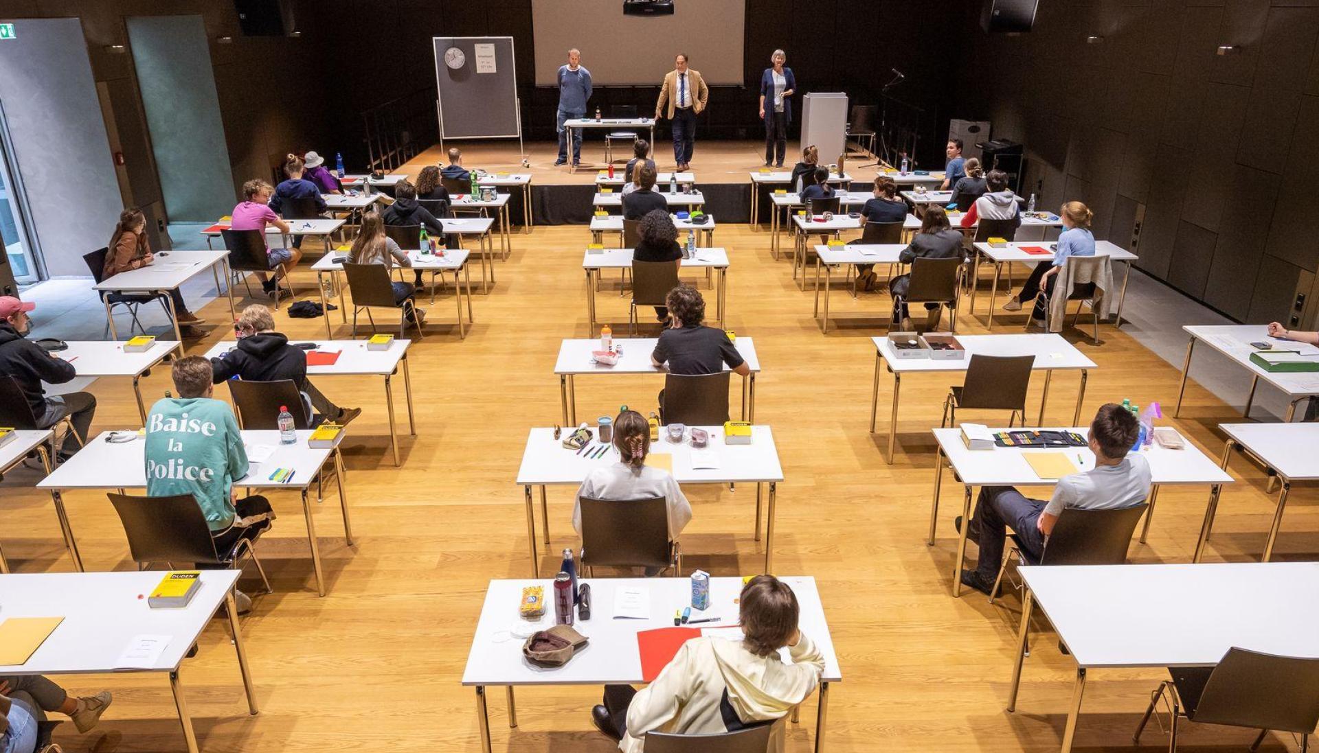 Die Abiturprüfungen im Freistaat beginnen. (Archivbild) (Bild: Peter Kneffel/dpa)