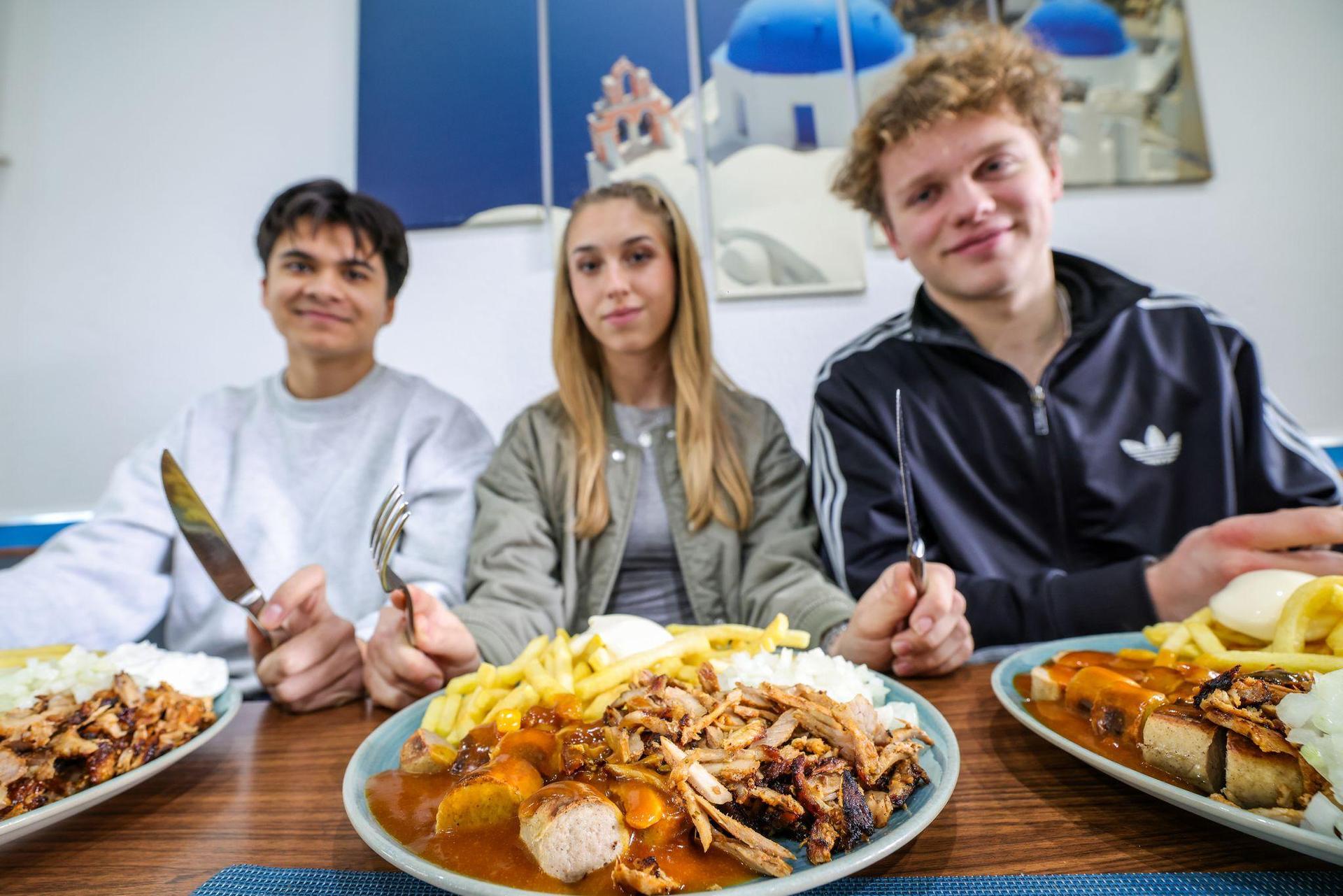 Beliebt auch bei Schülern und Studenten: Der „Taxi-Teller“ ist im Trend. (Bild: Christoph Reichwein/dpa)
